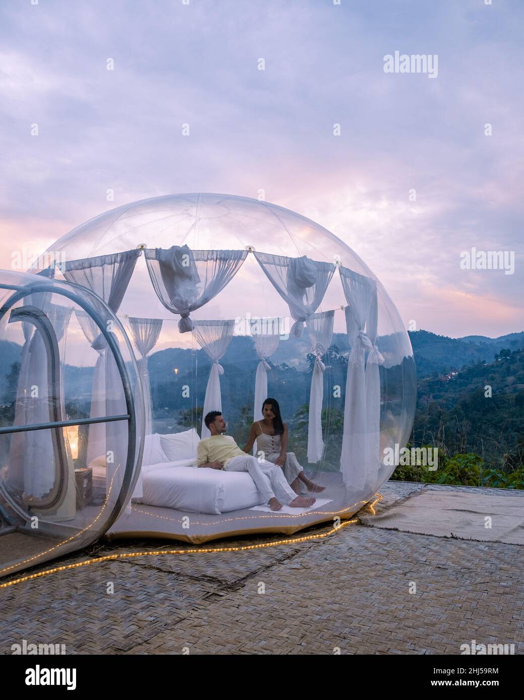 Tente bulle dôme de glamping dans les montagnes de Chiang Mai Thaïlande,  tente cloche transparente avec lit confortable et oreiller dans la forêt,  hôtel de glamping, voyage de luxe, camping glamour Photo