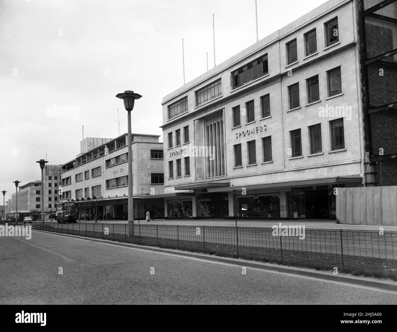 Vues générales de Spooners sur Royal Parade, Plymouth, Devon.18th mai 1956. Banque D'Images