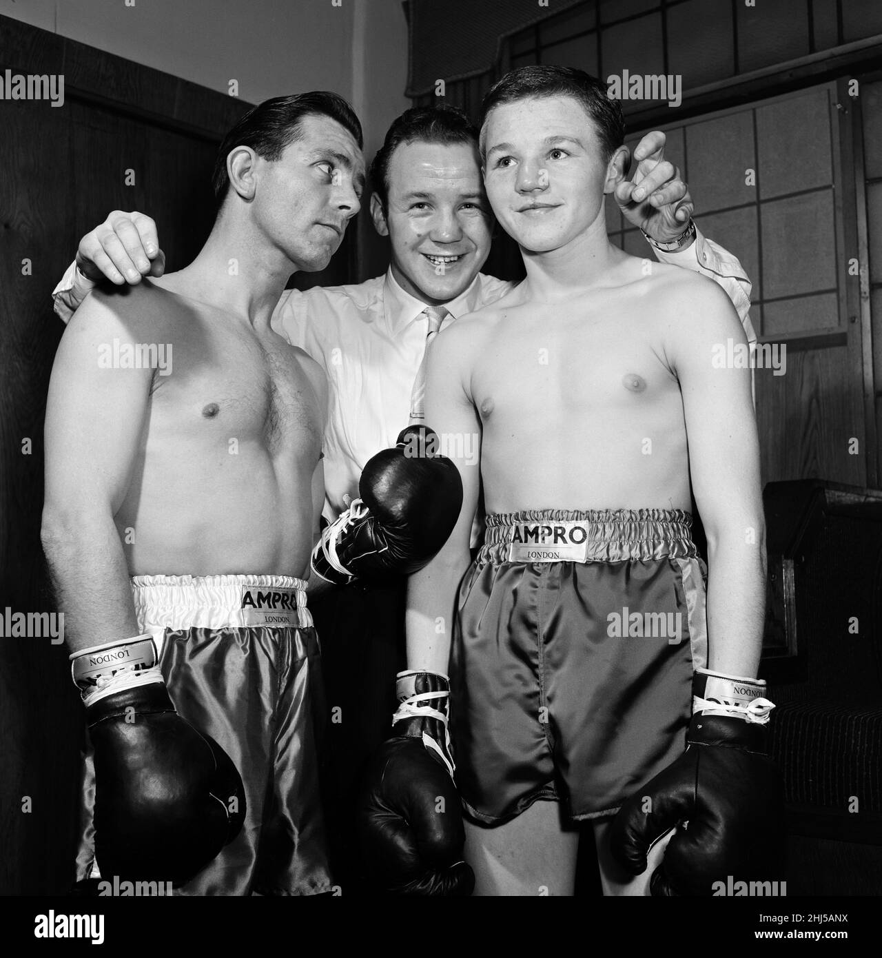 Norman Wisdom, comédien, avec Terry Spinks et Sammy McCarthy.Norman aurait pu être un boxeur.10th mai 1957. Banque D'Images
