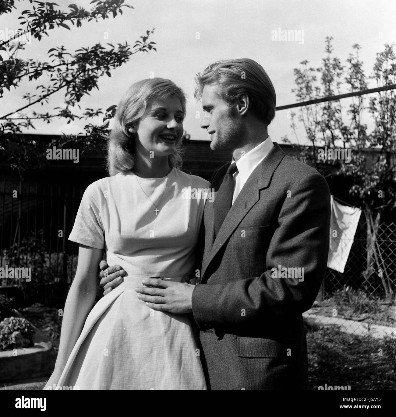 L'actrice Jill Ireland est photographiée avec son nouveau mari, l'acteur David McCallum.12th mai 1957. Banque D'Images