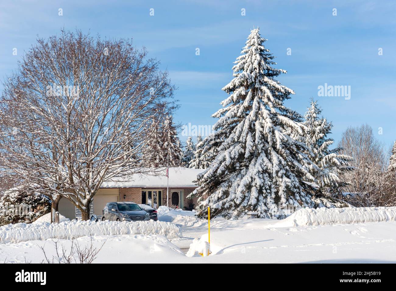 la maison et la région de banlieue après la tempête de neige. Banque D'Images