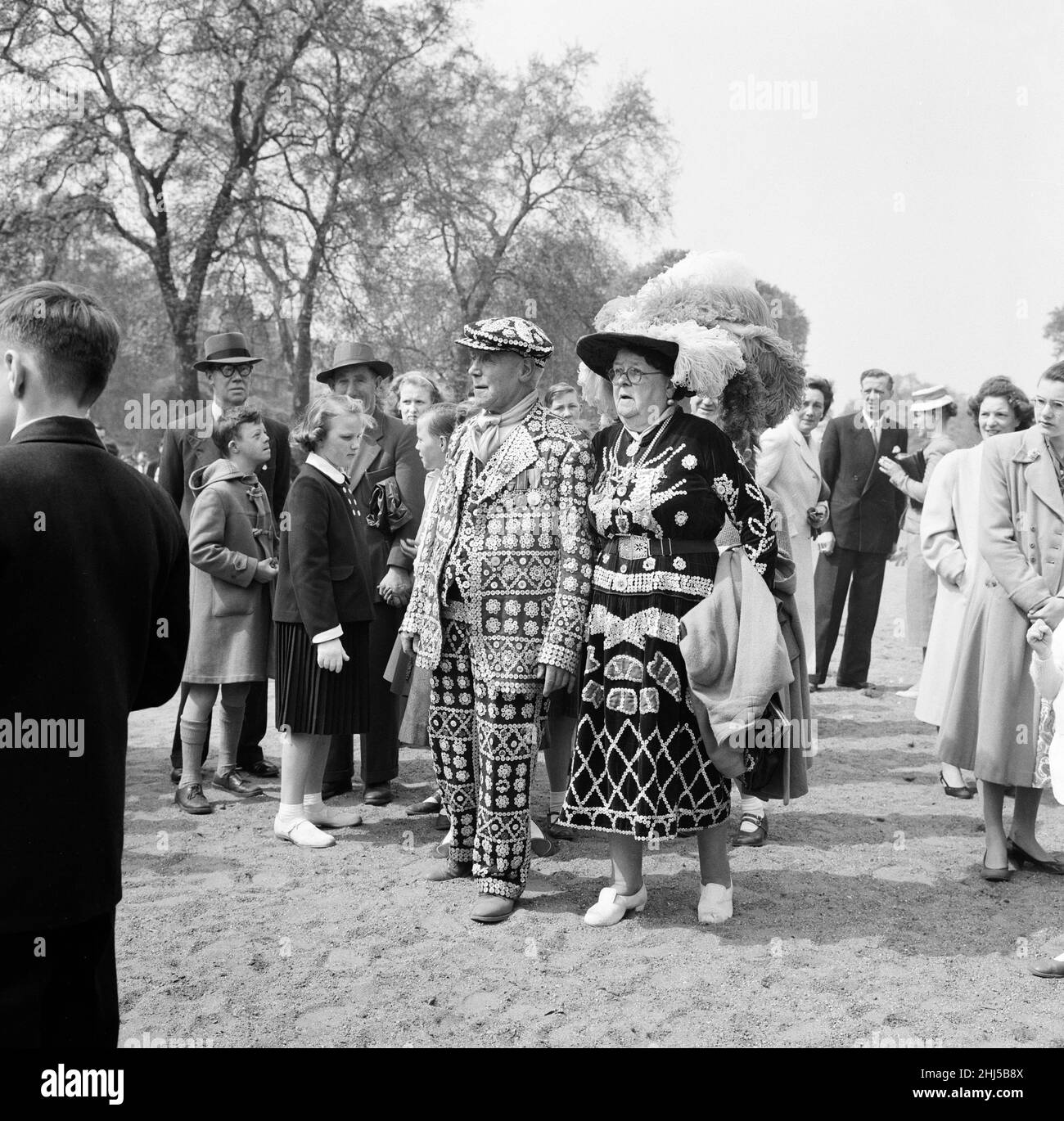 Le roi et la reine pageent assister au défilé de Pâques à Rotten Row à Hyde Park, Londres.21st avril 1957. Banque D'Images