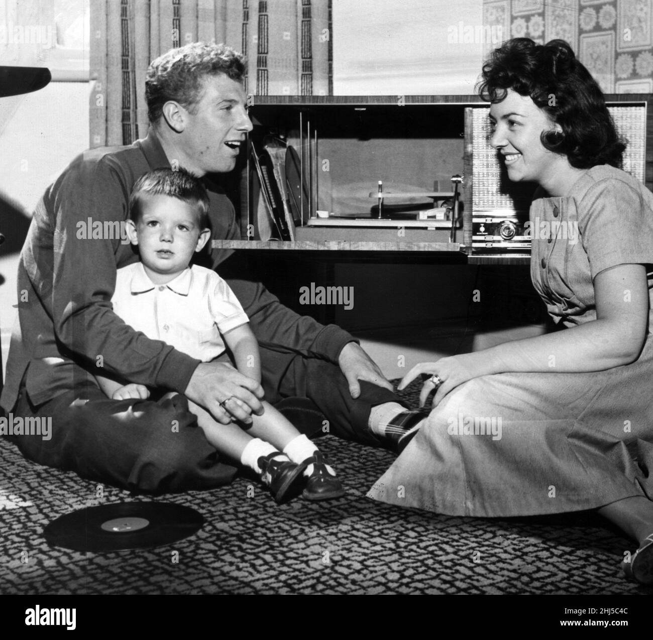 Le footballeur a tourné le chanteur Colin Grainger, sa femme Doreen et son fils Colin écoutent son nouveau disque pop.2nd janvier 1960. Banque D'Images