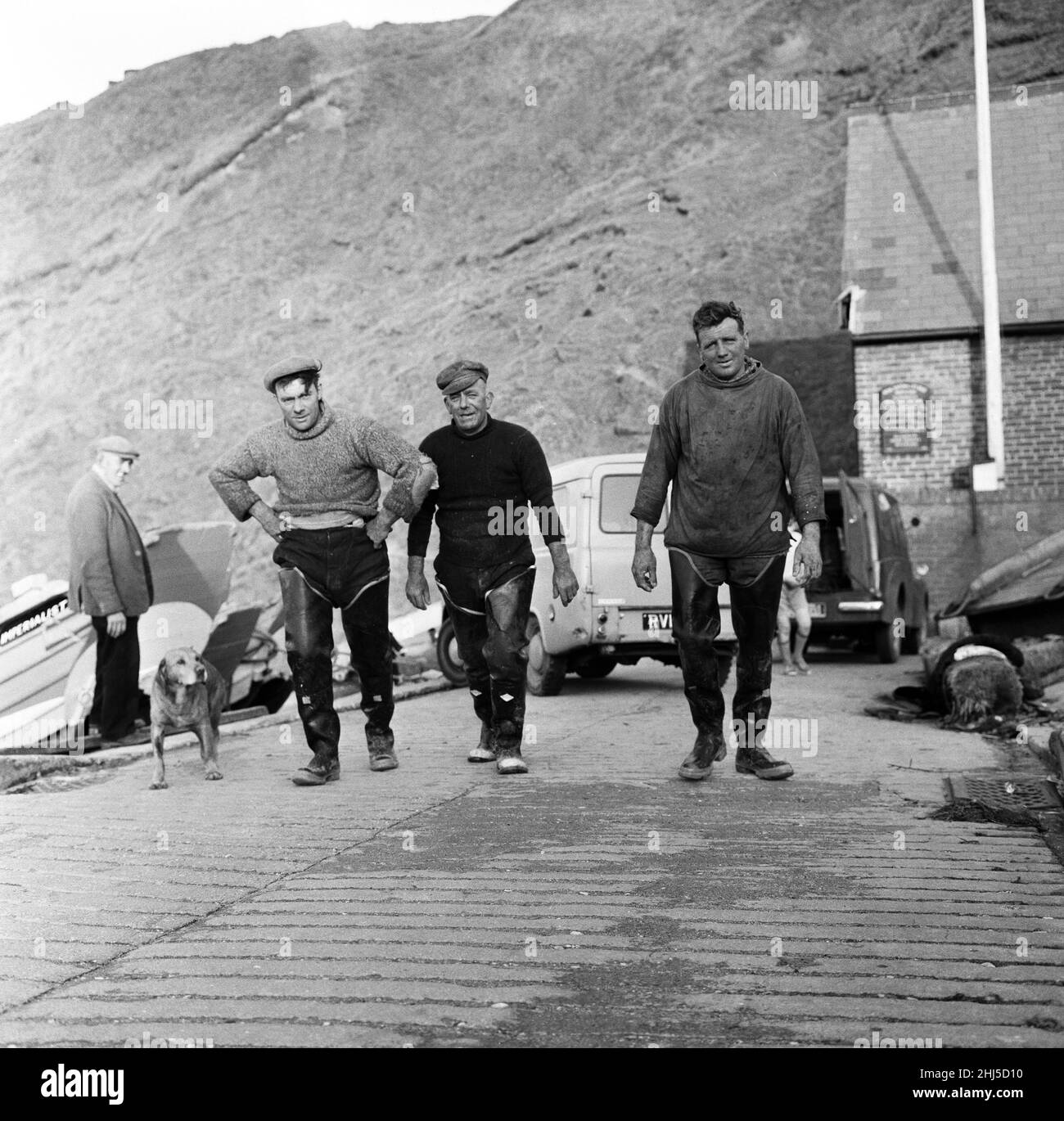 Pêcheur George Emmerson avec son chien dévoué Sandy, photographié au travail à Flamborough.30th octobre 1960. Banque D'Images