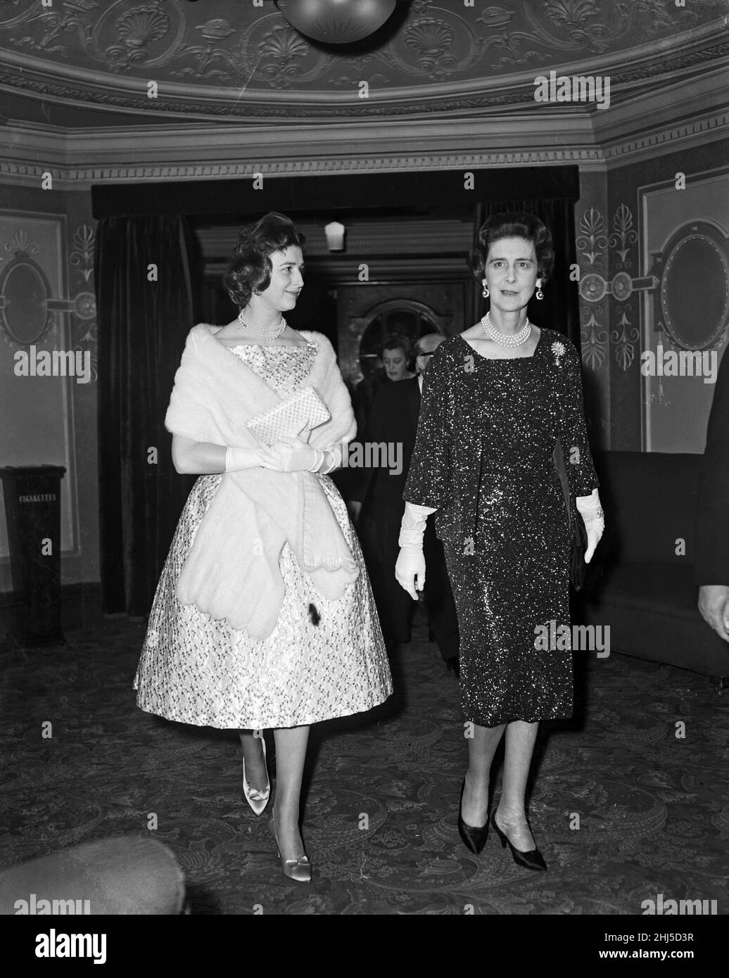 Princess Marina, duchesse de Kent assiste à une représentation de charité de 'la Fella la plus heureuse' au Colisée.Elle est photographiée avec sa fille la princesse Alexandra de Kent.20th avril 1960. Banque D'Images