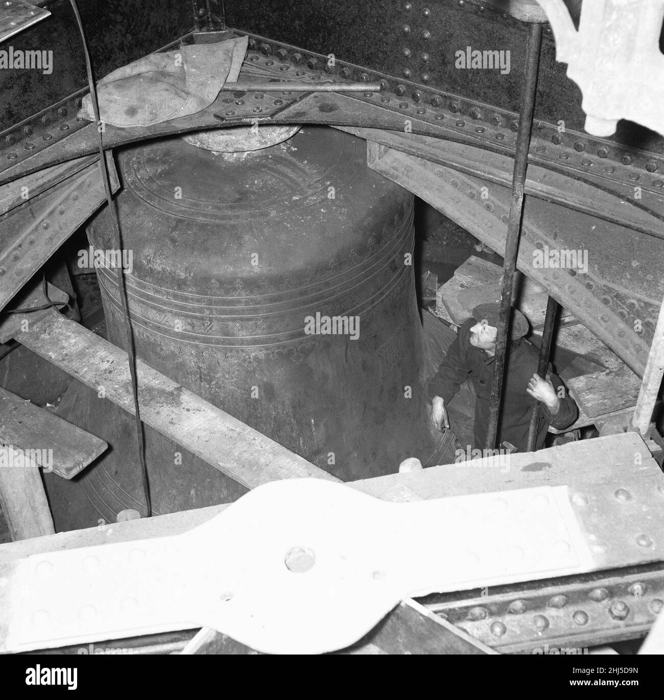 Un ouvrier inspecte la cloche Big Ben lors de la révision majeure de toutes les cloches et du mécanisme de l'horloge dans la tour de la reine Elizabeth.Alors que Big Ben a été réduit au silence pendant la révision de Big Tom, la cloche de la cathédrale Saint-Paul était restée pour les carillons de la BBC.23rd août 1956 Banque D'Images