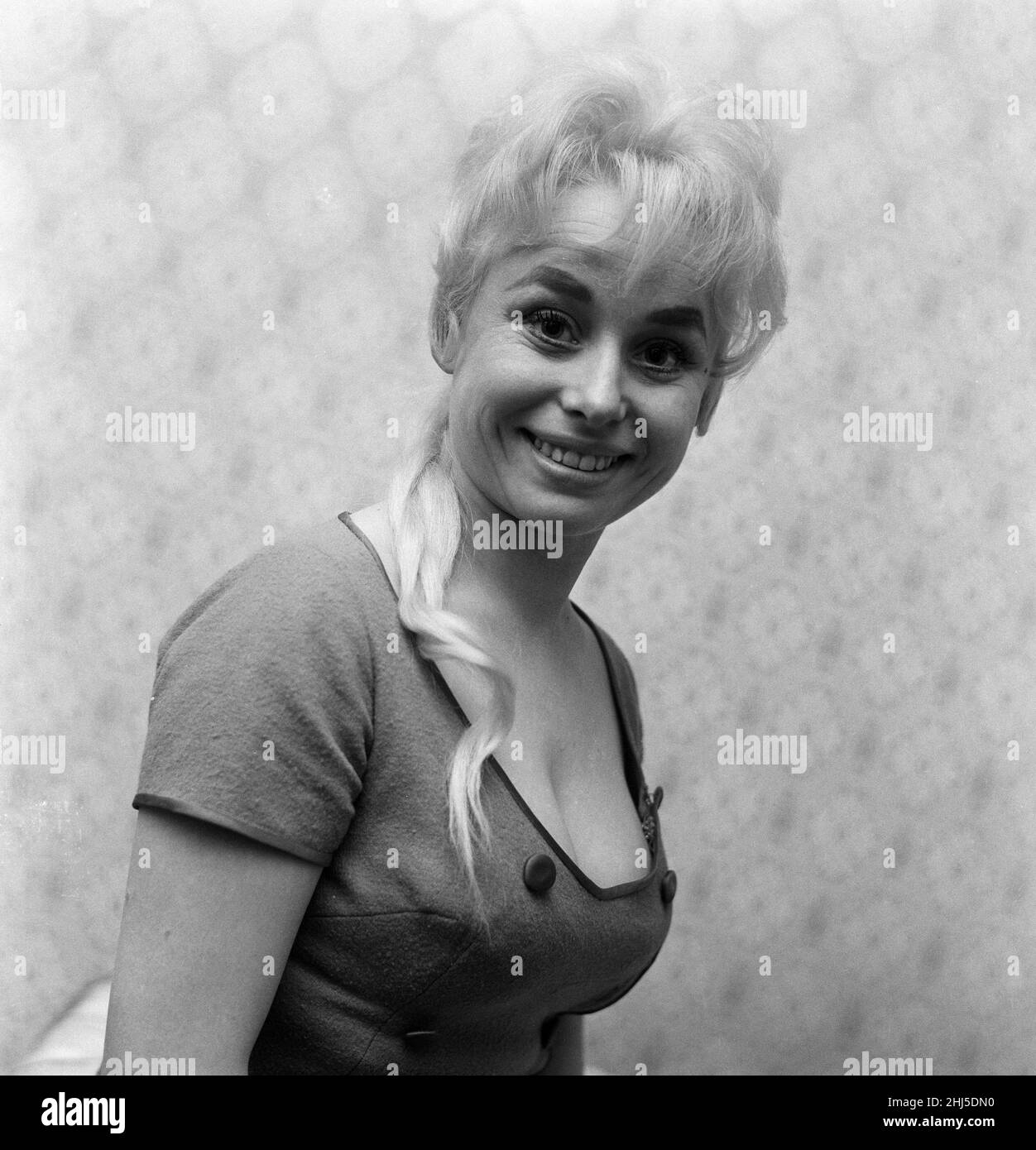 L'actrice Cockney Barbara Windsor à la maison.12th février 1960. Banque D'Images