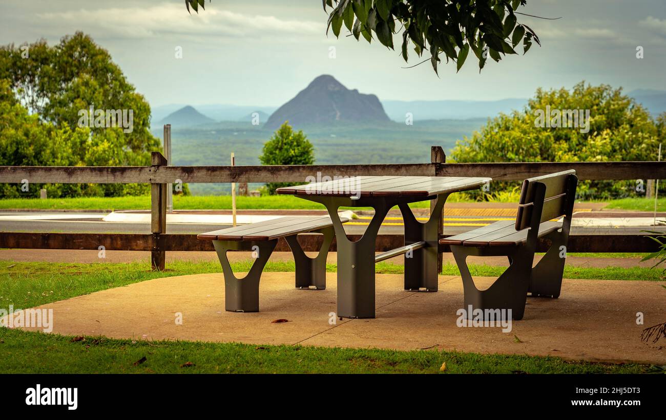 Vue sur la table de pique-nique vue sur les montagnes de Glass House dans le Queensland, en Australie Banque D'Images