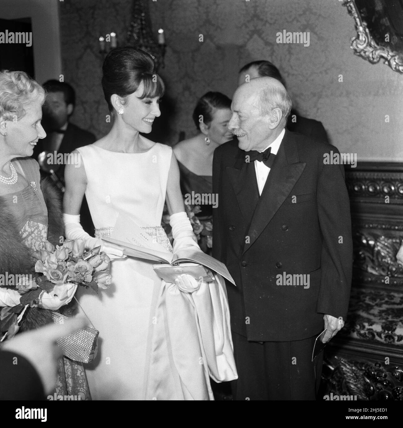 L'actrice Audrey Hepburn photographiée avec Comte et Comtesse Attlee au London première de son dernier film 'Breakfast At Tiffany's' à la place du théâtre. 19 octobre 1961. Banque D'Images