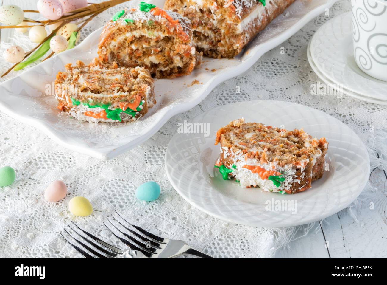 Une portion de gâteau aux carottes en gelée pour le brunch de Pâques Banque D'Images