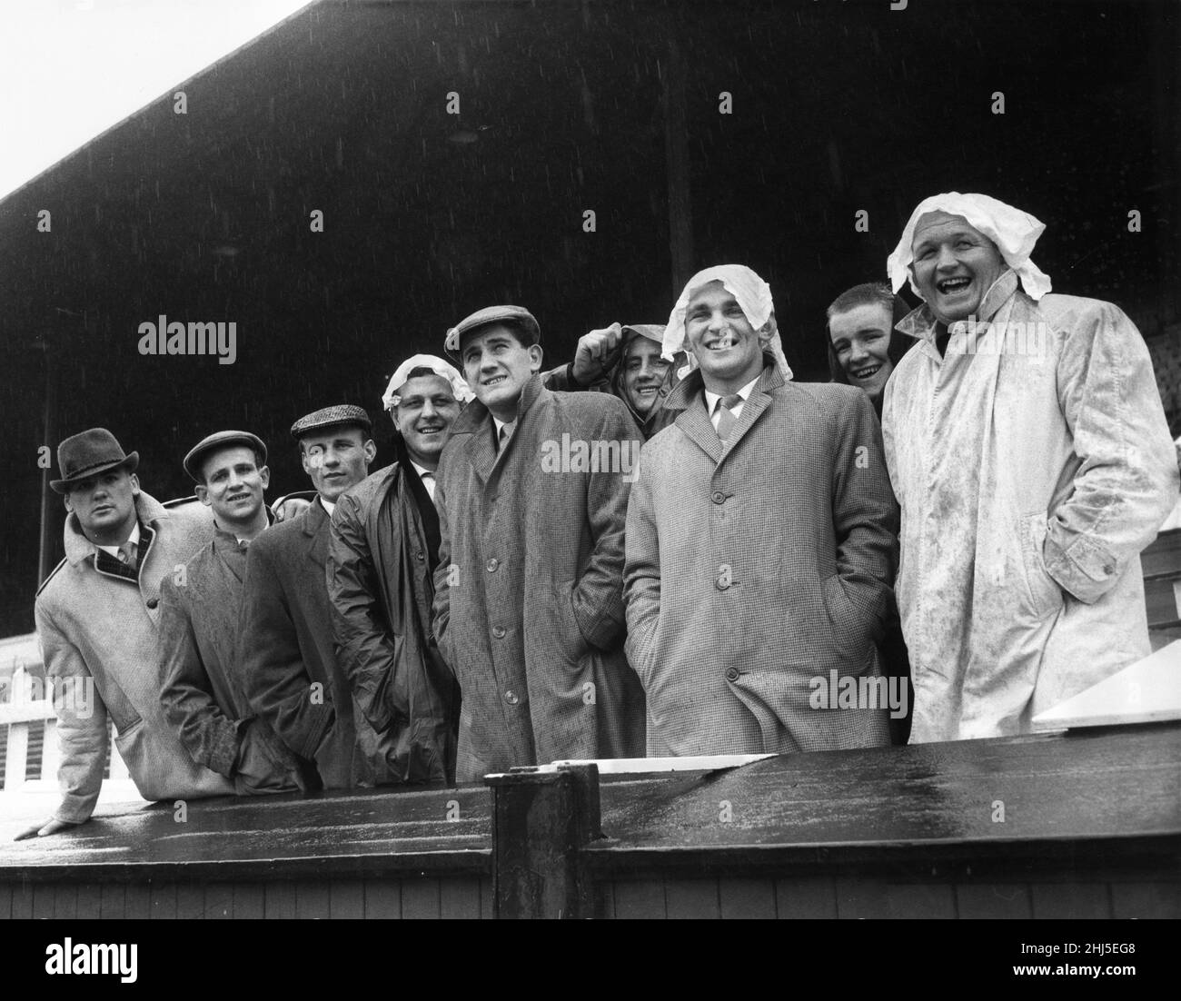 Les membres de l'équipe de rugby de Wakefield se réjouissent de voir la pluie s'abaisser à Wembley la veille de leur match contre Hull lors de la finale de la coupe du défi.13th mai 1960. Banque D'Images