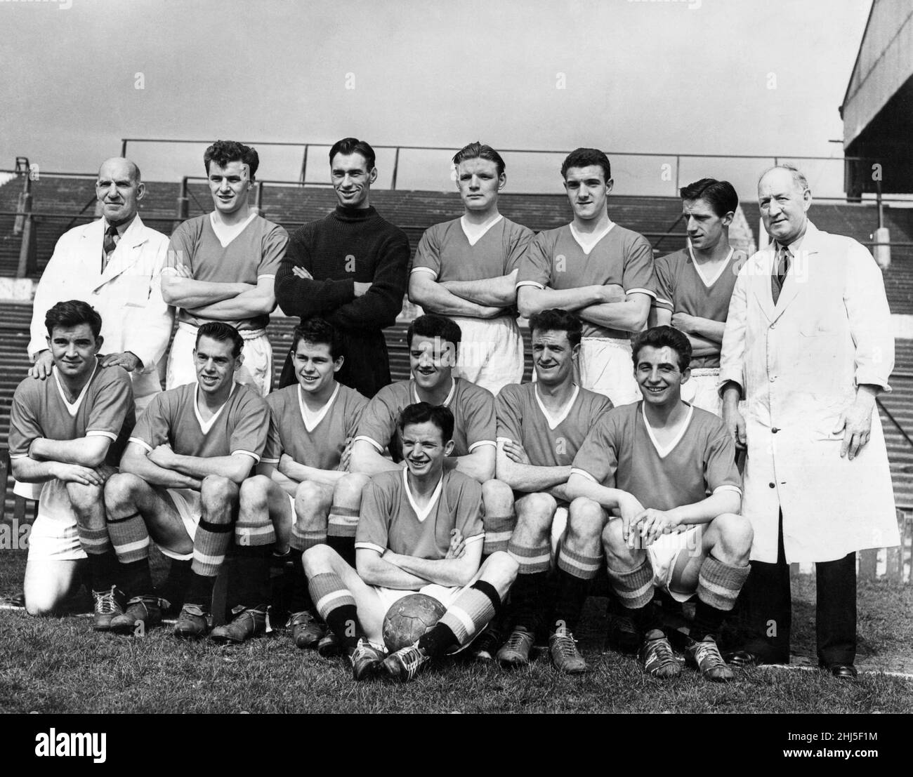 Manchester United F.C.Équipe.De gauche à droite, Bill Inglis (formateur de la réserve), Geoff Bent, Ray Wood, Mark Jones, Bill Foulkes,Dennis Viollet, Tom Curry (formateur).Milieu, de gauche à droite, Jackie Blanchflower, Colin Webster, Wilf McGuinness,Tommy Taylor, Billy Whelan, David Pegg.Avant Johnny Berry.Vers 1957. Banque D'Images