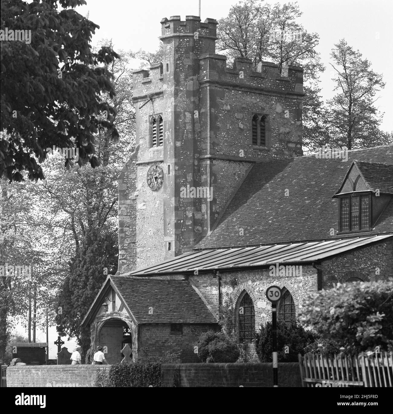 St Jean l'église baptiste dans le petit Missenden étaient des moineaux de maison ont décidé de nicher dans le cadran de l'église.11th mai 1960 Banque D'Images