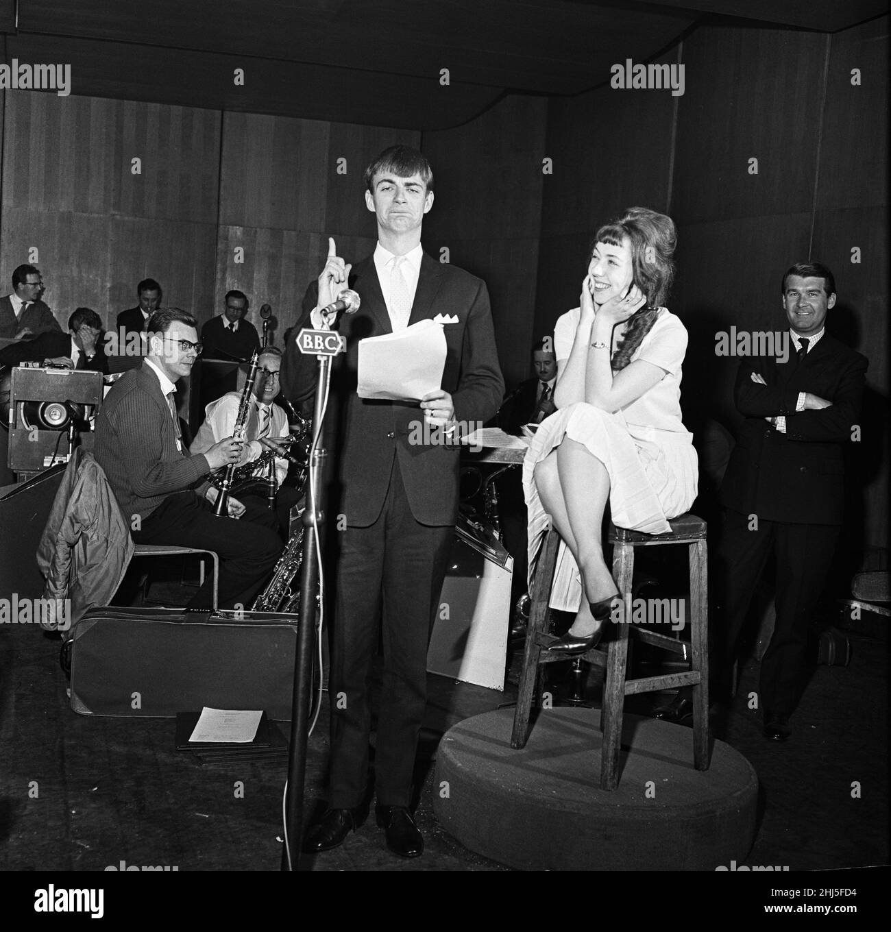 Newlyweds Roy et Ann Hudd ont réduit leur lune de miel pour que Roy fasse une place dans le Music-Hall de midi à la radio de la BBC au Manchester Playhouse.16th mai 1961. Banque D'Images