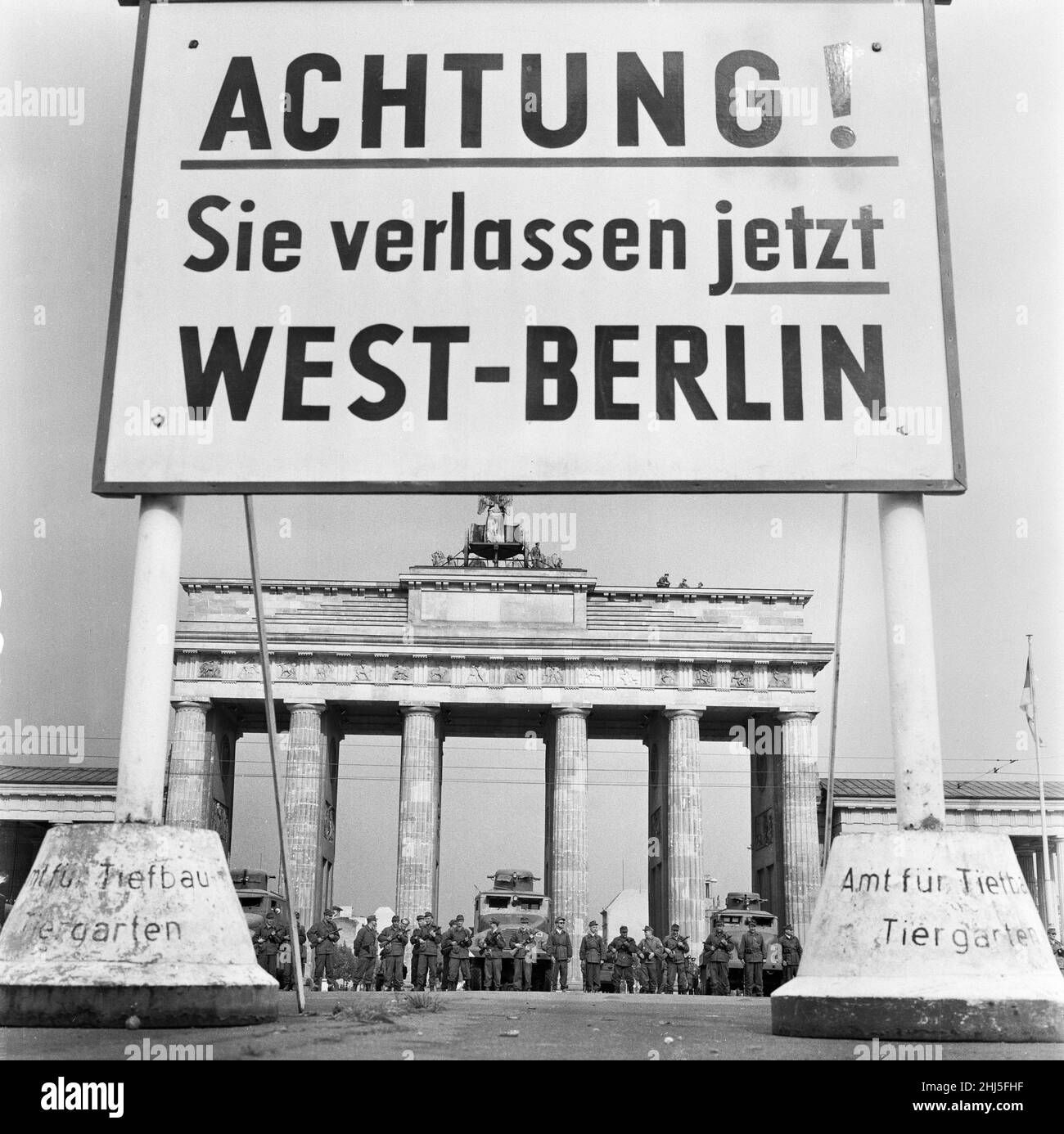 Début de la construction du mur de Berlin.a minuit le 13th août, la police et les unités de l'armée est-allemande ont commencé à fermer la frontière et, le dimanche matin 13 août, la frontière avec Berlin-Ouest a été fermée.La photo prise trois jours après montre: Les camarades des groupes de combat de la classe de travail, employés pour protéger la frontière, se tiennent prêts à la porte de Brandebourg, protégé par un véhicule blindé scout de la police des frontières.Le site est visité par le maire de Berlin-Ouest Willy Brandt et les généraux de l'armée américaine.16th août 1961. Banque D'Images