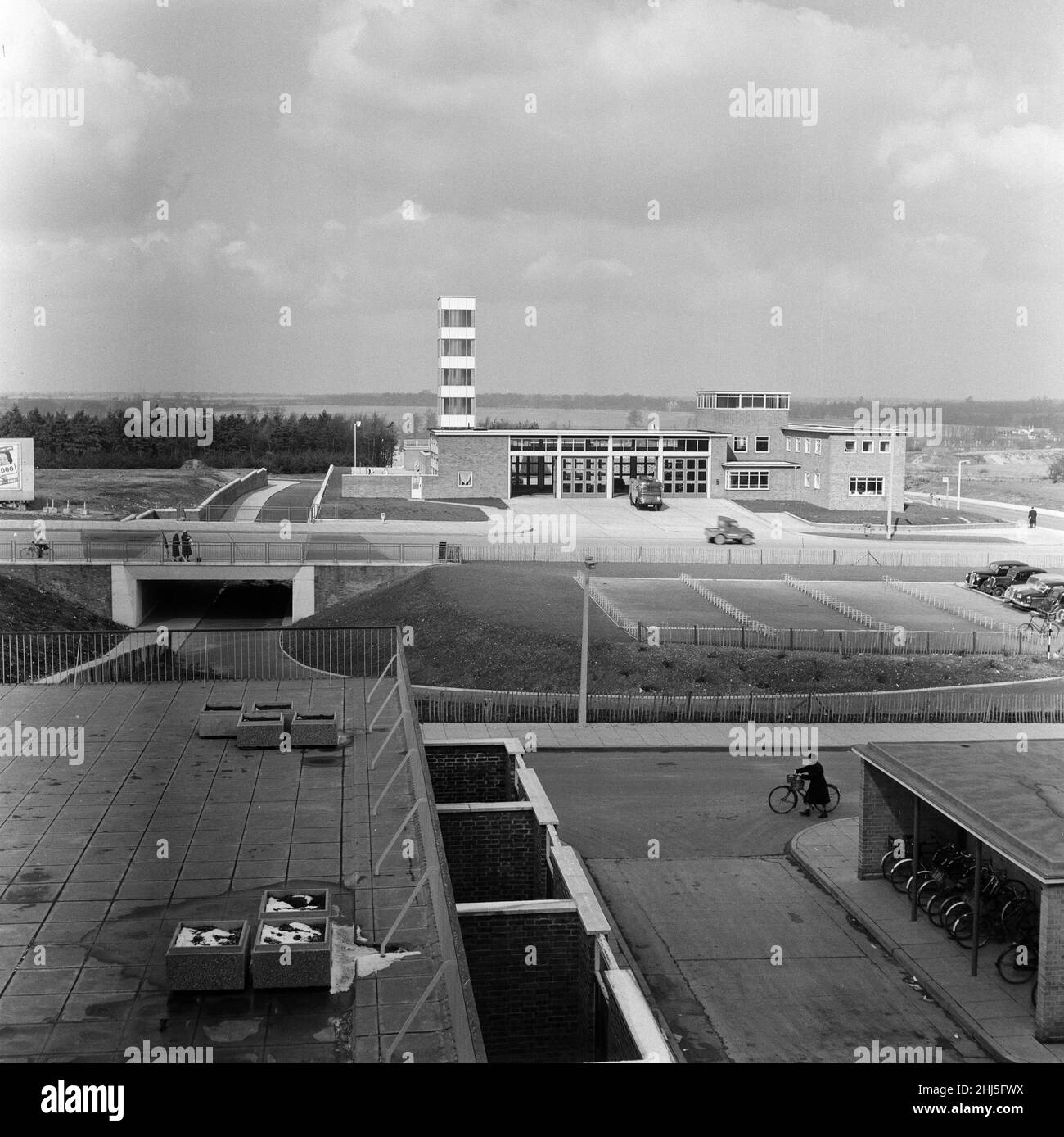 Pas plus de 27 miles de Londres au milieu de la campagne est la nouvelle ville de Harlow avec ses maisons, appartements et industries.Le centre est appelé « le Haut » autour duquel tourne la nouvelle ville.11th mars 1958. Banque D'Images