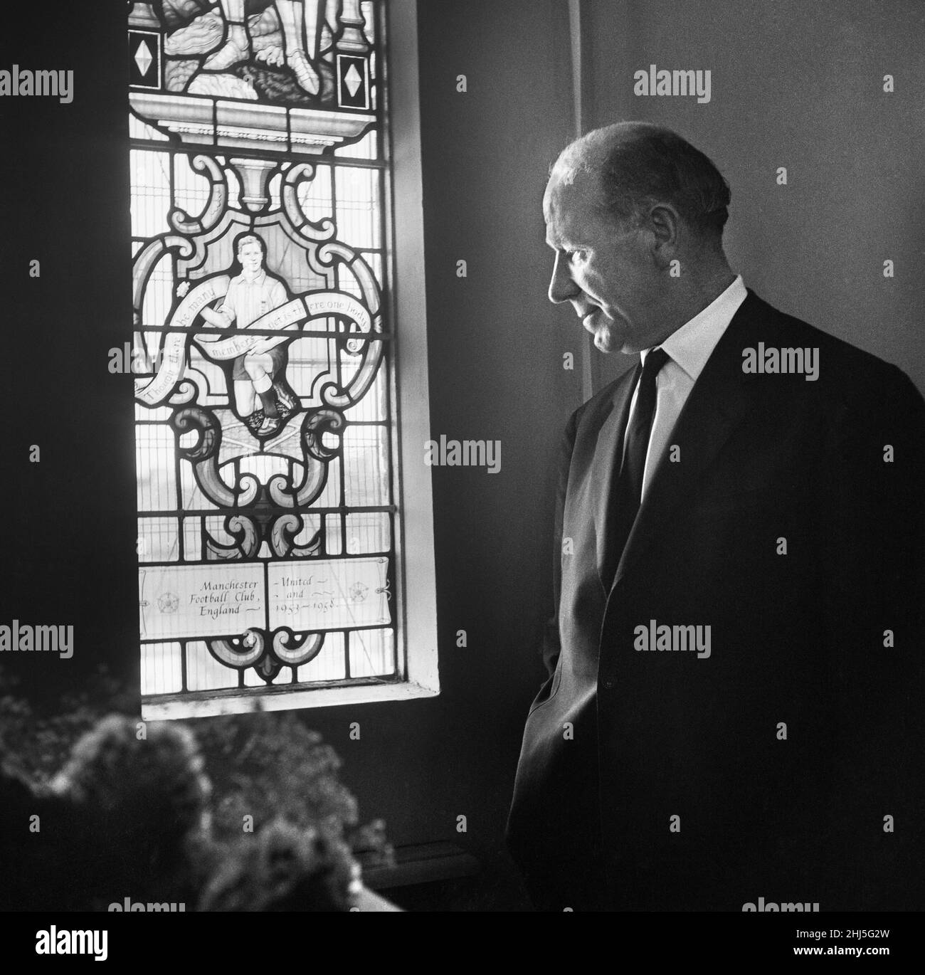 Inauguration de la fenêtre Duncan Edwards dans l'église de Saint François, dans le prieuré, Dudley, West Midlands.Sur la photo, Sir Matt Busby examine la fenêtre commémorative en vitraux de Duncan Edwards, ancien joueur du FC de Manchester United, après l'avoir dévoilée.27th août 1961. Banque D'Images