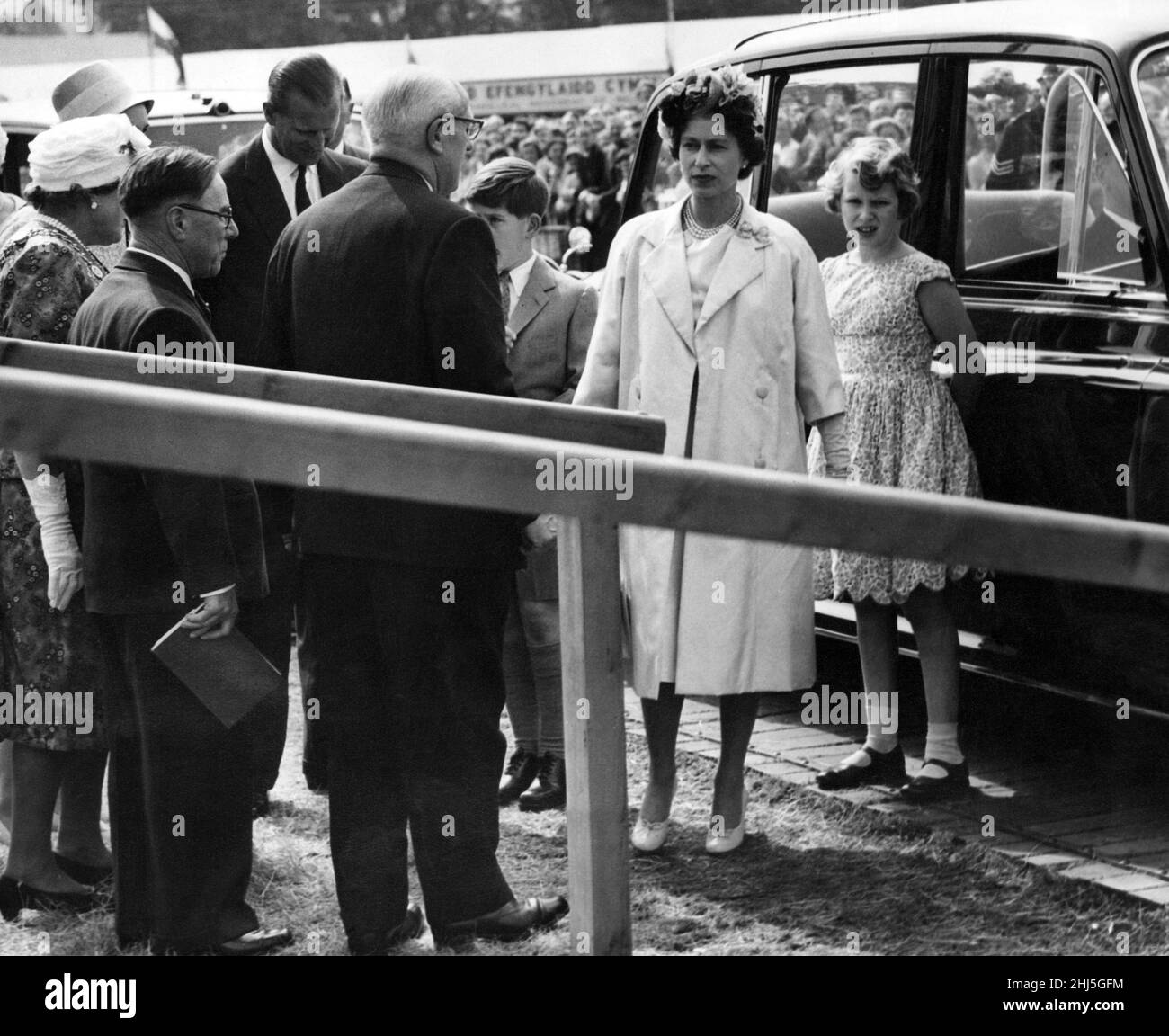 La reine Elizabeth II visite le pays de Galles.La Reine, le duc d'Édimbourg et le prince de Galles se tiennent ensemble lorsqu'ils sont accueillis au Pavillon royal sur le terrain de l'Eisteddfod.La princesse Anne se tient contre la voiture royale.Cardiff, pays de Galles.6th août 1960. Banque D'Images