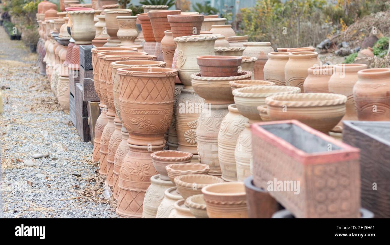 pots d'argile décoratifs faits main dans une pépinière Banque D'Images