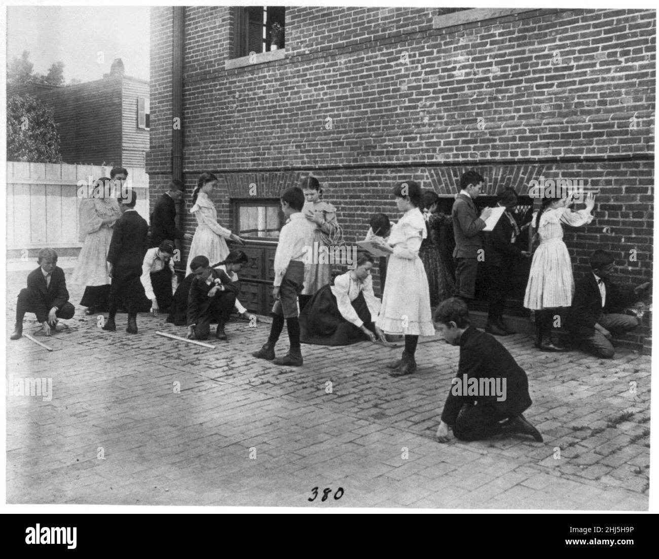 Les élèves de 8e École de la Division à l'aide des règles, critères, et un ruban à mesurer en cour de l'école, Washington, D.C. Banque D'Images