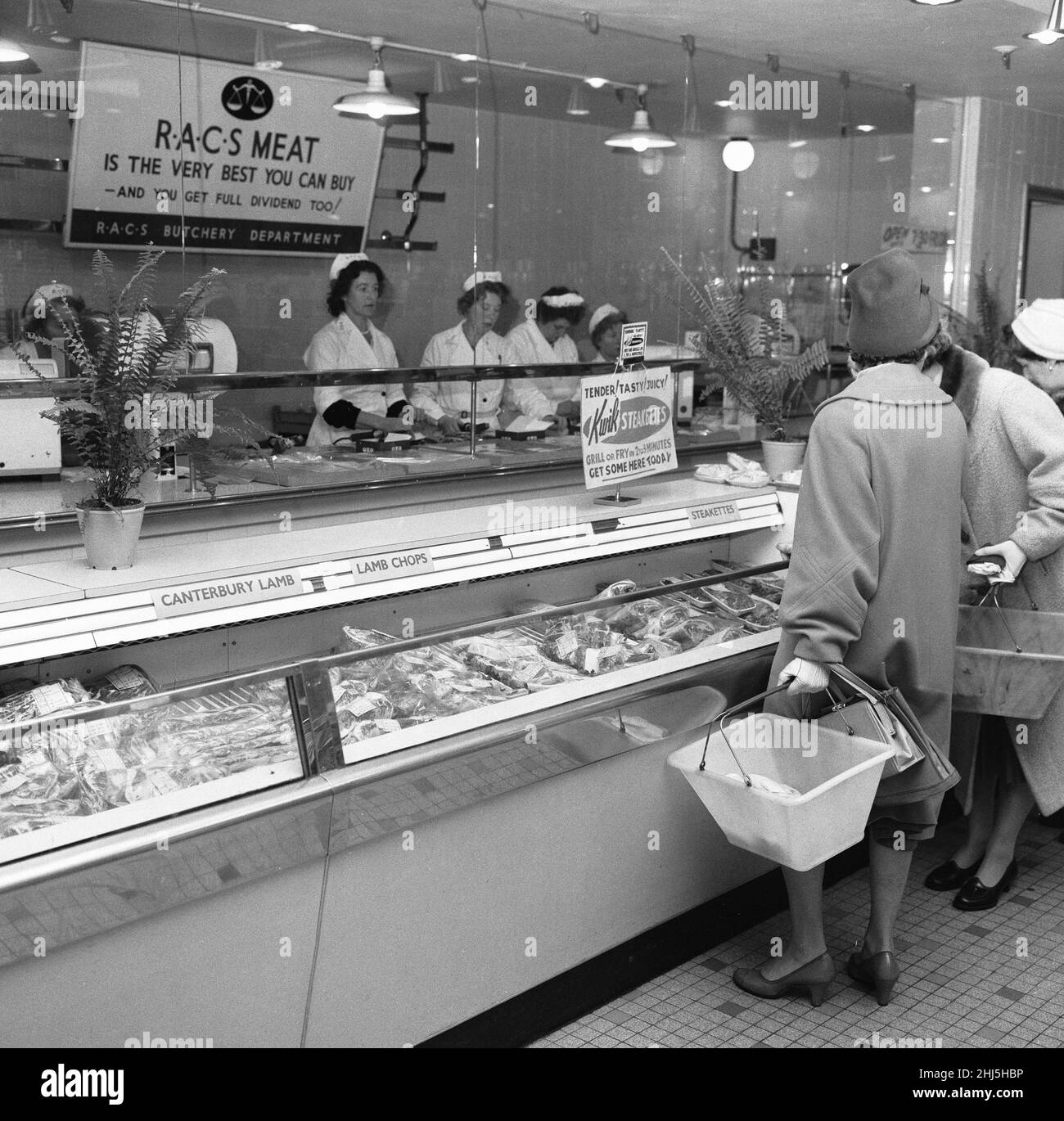 Les femmes de la maison vu ici au supermarché Bexleyheath Co-Op faisant la semaine.23rd novembre 1961 Banque D'Images