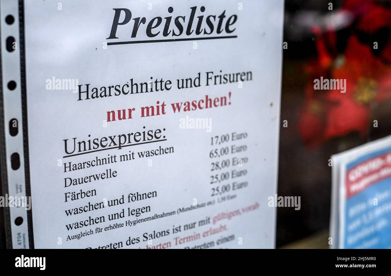 Berlin, Allemagne.26th janvier 2022.Les prix unisex pour les coupes de  cheveux pour femmes et hommes peuvent être vus derrière la fenêtre d'un  salon de coiffure à Neukölln.Si une femme a la même