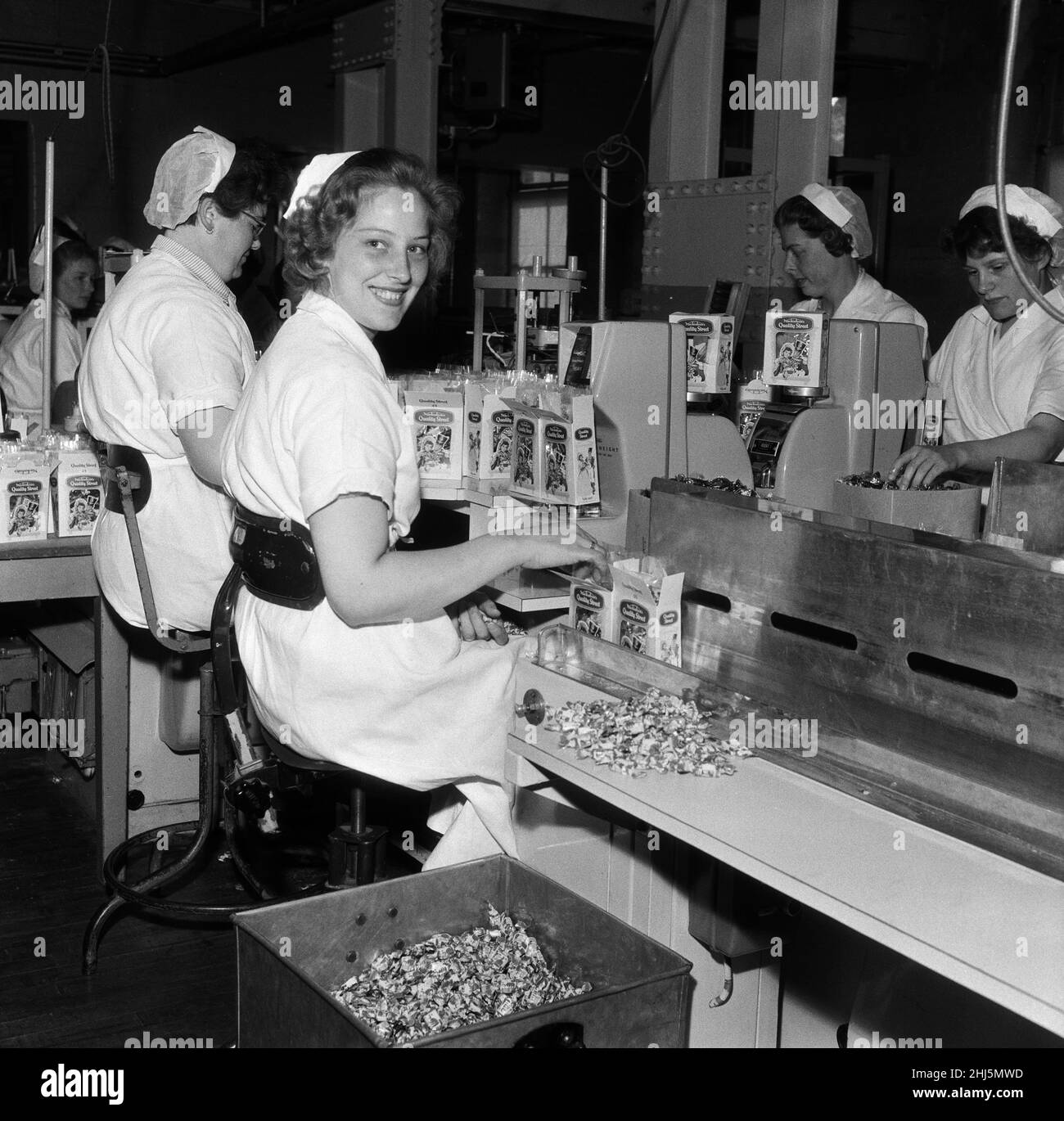Mme Mary Smith, âgée de 23 ans, travaillant à l'usine John Mackintosh Sweet.Halifax dans le West Yorkshire.11th juin 1959. Banque D'Images
