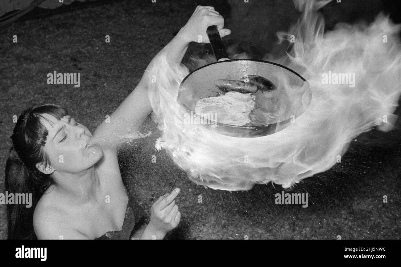 Zahrat, 23 ans, de Billy SMART's Circus.(Légèrement Cropped version) la légende originale dit : elle est un Sizzler !Petit déjeuner à venir !Et il est cuit à un tour par un sizzler qui SOUFFLE TOUJOURS chaud.Elle est le feu-Eater Zahrat de Bill Smart's Circus.Photo prise par Carl Bruin photo prise le 30th juillet 1961 Banque D'Images