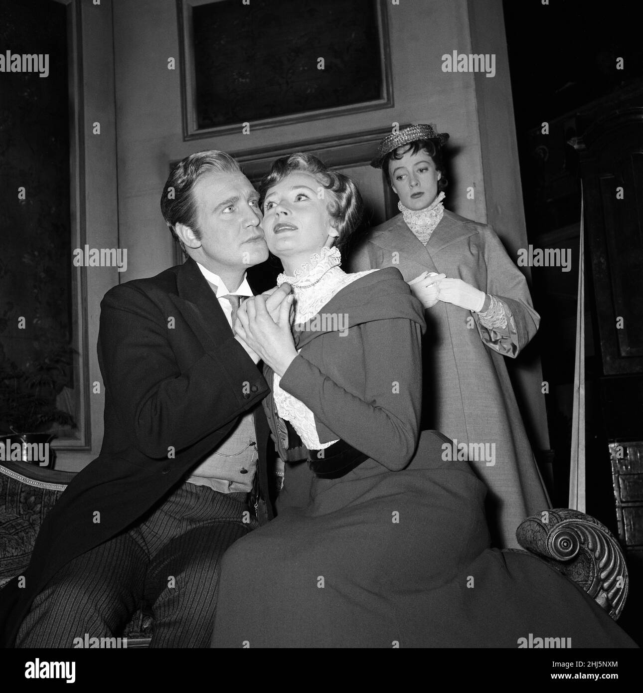 La Old Vic Company joue « ce que chaque femme sait ».Maggie Smith en tant que Maggie Wylie, Donald Houston en tant que John Shand, Wendy Williams en tant que Lady Sybil.Maggie découvre son mari John Shand, en situation de compromis avec Lady Sybil.12th avril 1960. Banque D'Images
