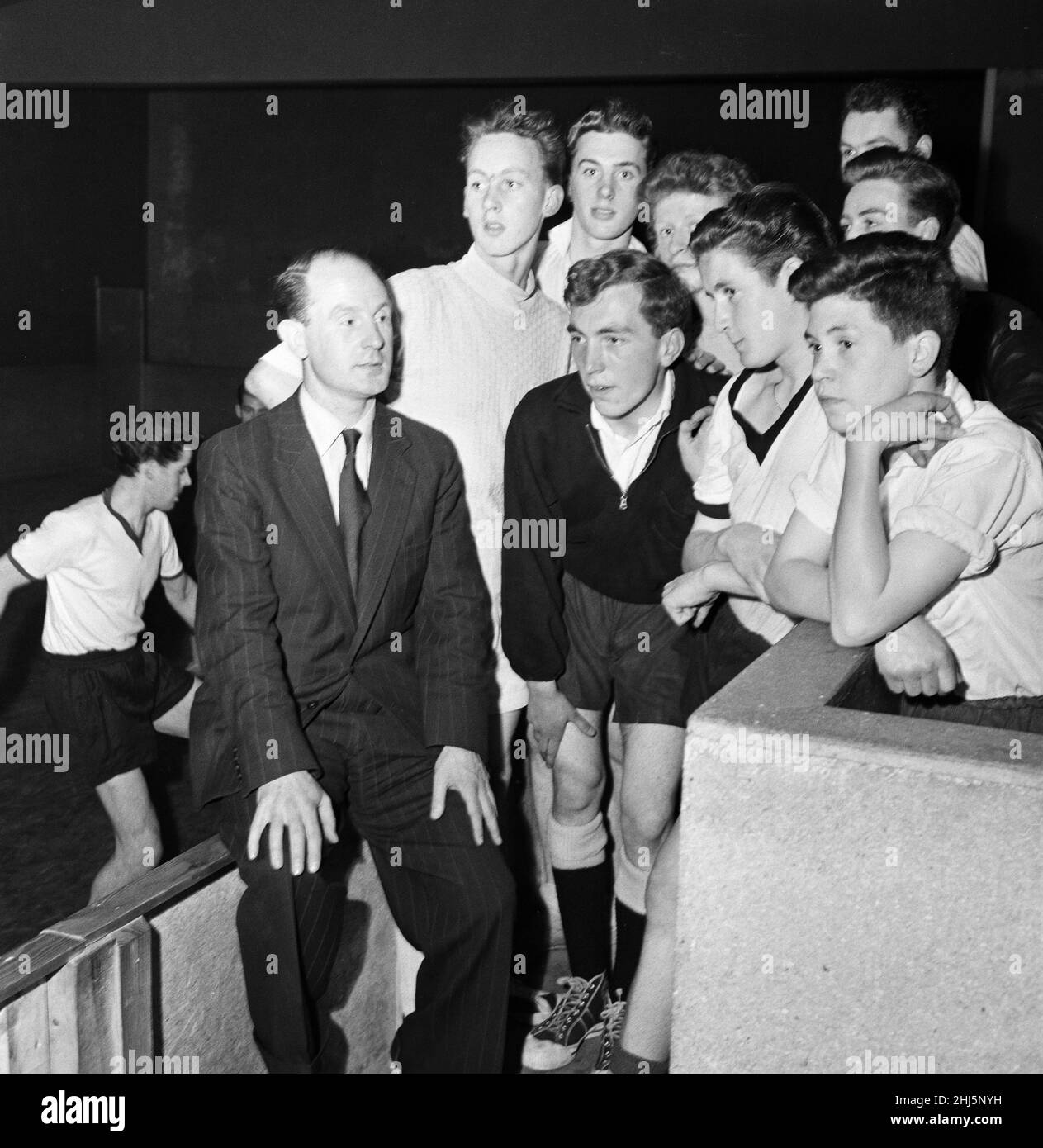 Ancien international de tennis de table Ken Stanley (à gauche) faisant la promotion de cinq a Side football au Brierfield Cinema.1959. Banque D'Images