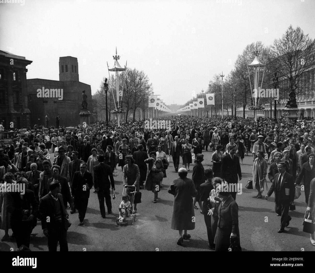 Le mariage de la princesse Margaret et d'Antony Armstrong-Jones.Photo, bien-wishers le jour du mariage.6th mai 1960. Banque D'Images