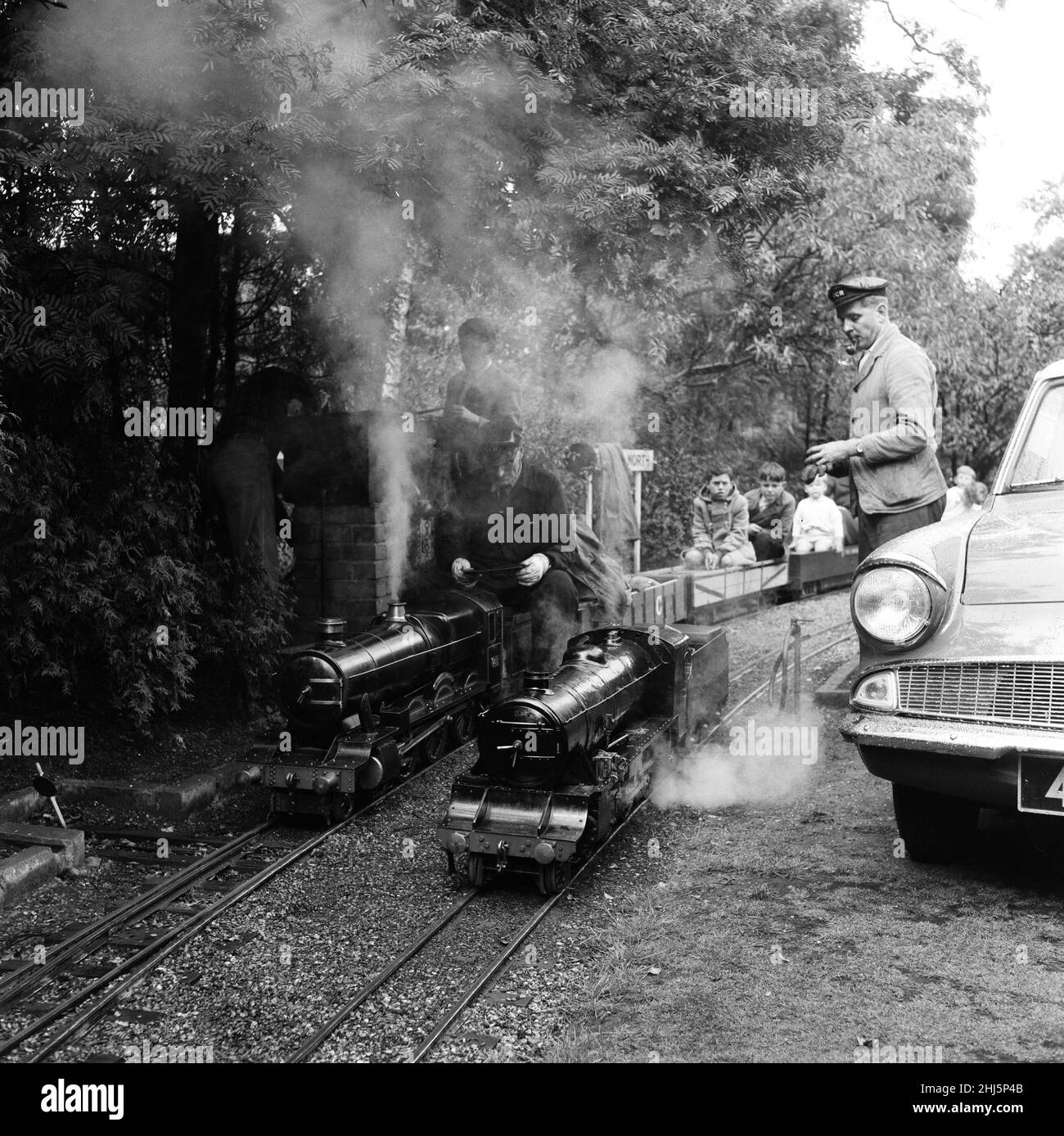 Les amateurs de chemin de fer au chemin de fer miniature de 'Graywood', le jardin de Sir John Samuel, à Burwood Park, Walton-on-Thames.13th août 1961. Banque D'Images