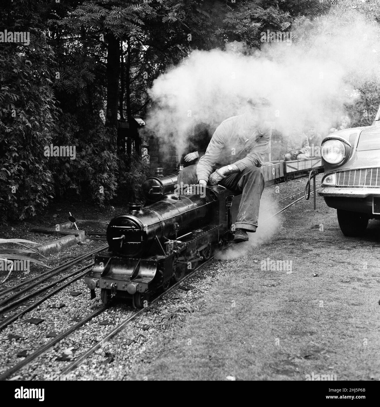 Les amateurs de chemin de fer au chemin de fer miniature de 'Graywood', le jardin de Sir John Samuel, à Burwood Park, Walton-on-Thames.13th août 1961. Banque D'Images