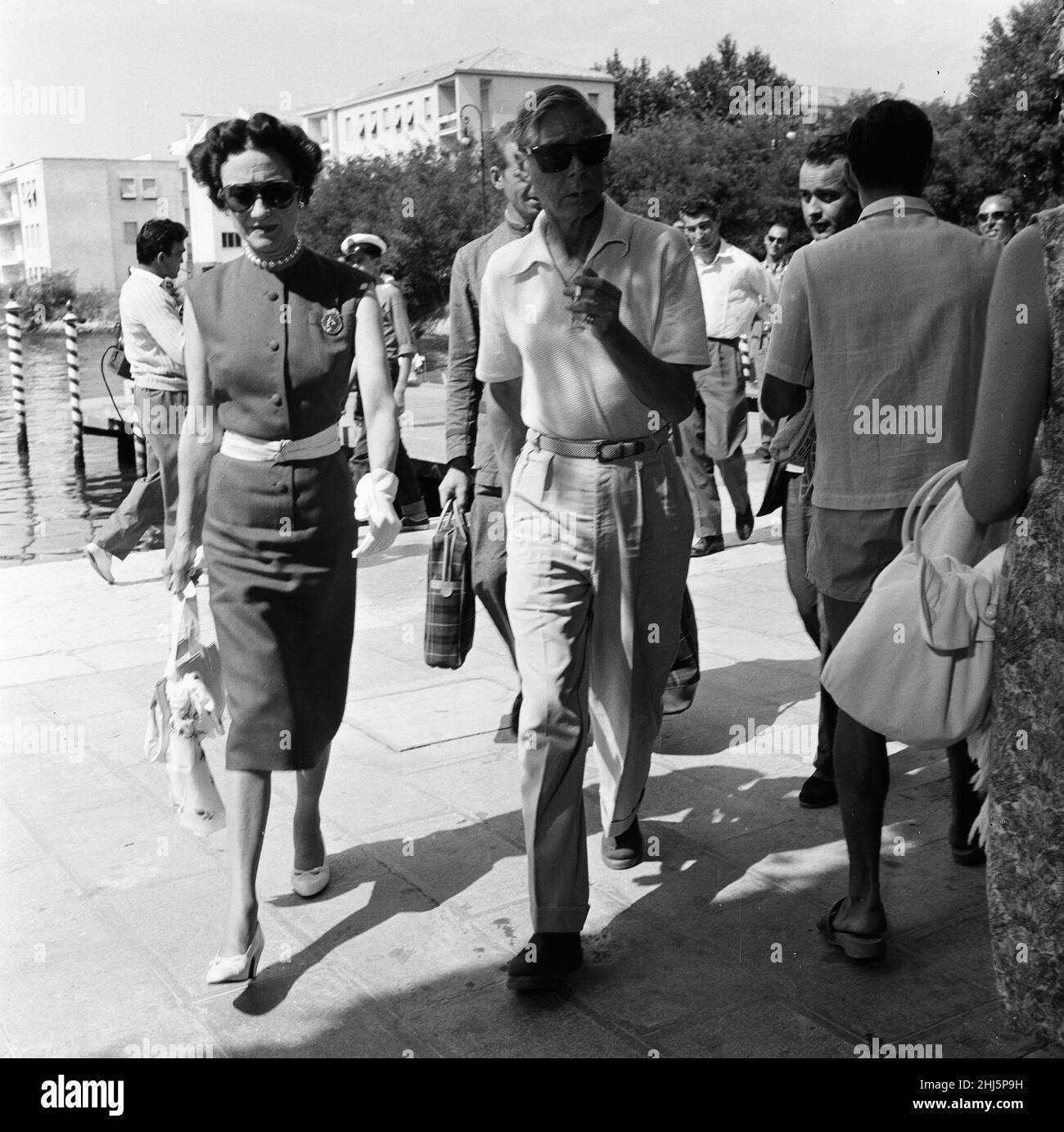 1956 Festival du film de Venise, vendredi 31st août 1956.Notre photo montre ...Duke et Duchesse de Windsor, Prince Edward et Wallis Simpson, descendez de Venise à l'étape d'atterrissage de l'Excelsior. Banque D'Images