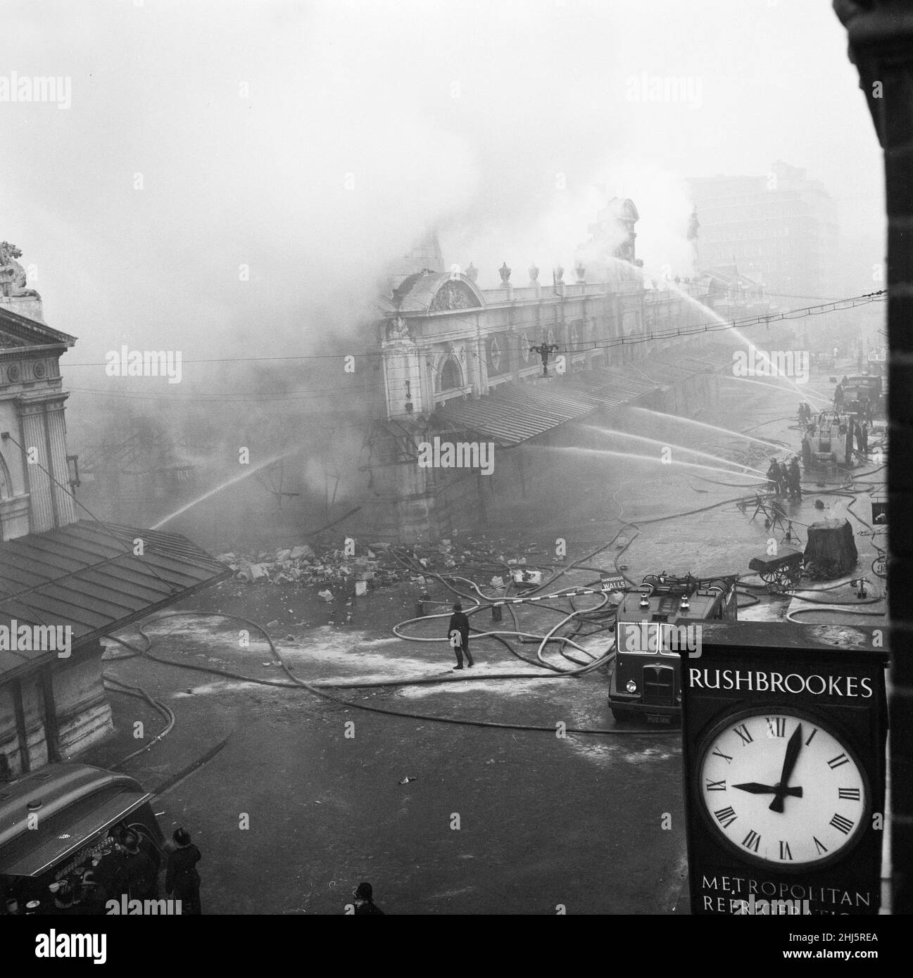 Scènes au marché de la viande de Smithfield dans le centre de Londres après qu'un incendie a éclaté dans les locaux de Union Cold Storage Co. Le feu, assisté par la brigade des pompiers de Londres, a brûlé pendant trois jours dans le labryinthe vieux de plusieurs siècles avant qu'il ne s'effondre.Photo prise : 24th janvier 1958. Banque D'Images