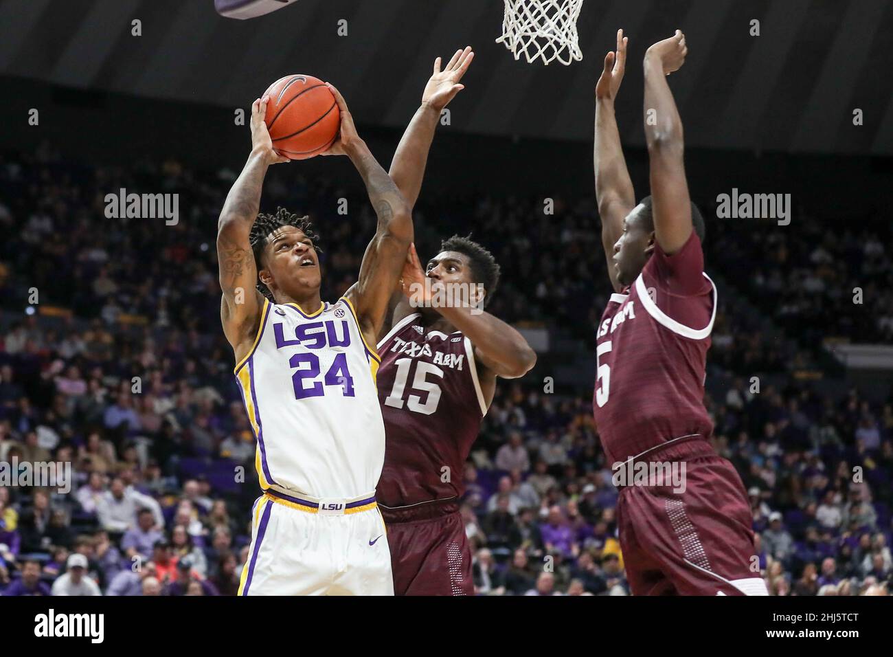 Bâton Rouge, LA, États-Unis.26th janvier 2022.Le Shareef O'Neal de LSU (24) est passé par Henry Coleman III (15) et Hassan Diarra (5) du défenseur Texas a&M lors de l'action NCAA Basketball entre les Aggies Texas A&M et les Tigres LSU au Pete Maravich Assembly Center de Baton Rouge, LA.Jonathan Mailhes/CSM/Alamy Live News Banque D'Images