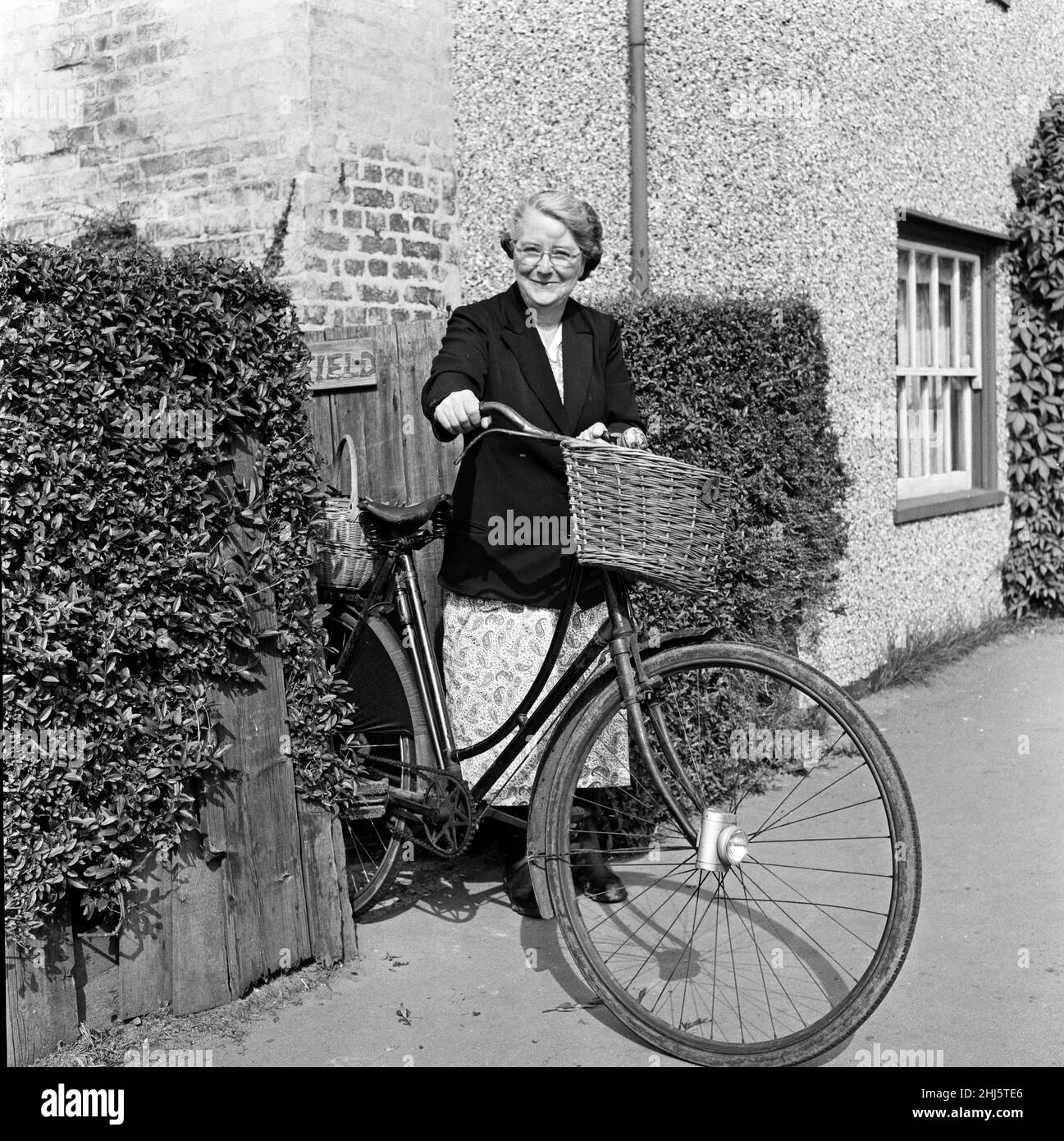 Vue sur le village d'Essex de Latchingdon.Ex-postfemme Lilian Wakefield.4th septembre 1958. Banque D'Images