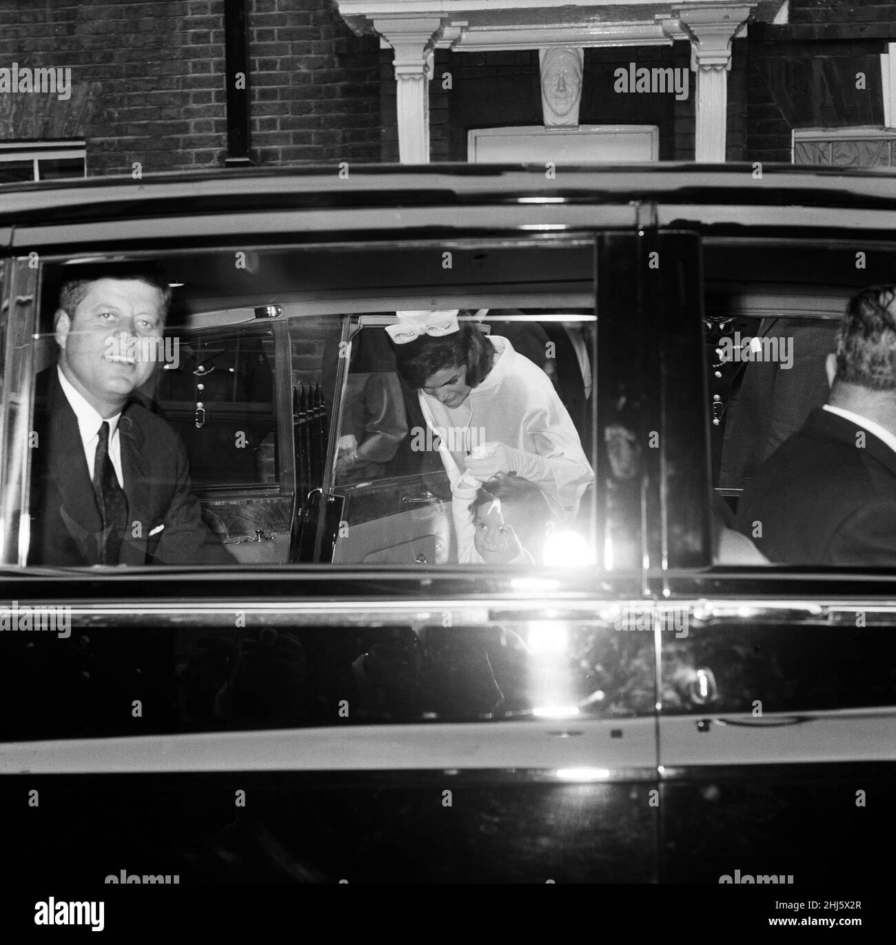 Deuxième jour de la visite privée à Londres du président américain John F. Kennedy et de la première dame Jacqueline Kennedy pour la cérémonie de baptême de leur nièce Anna Christina Radziwill, qui s'est tenue à l'abbaye de Westminster. Ensuite, la première famille quitte la maison de Londres de la princesse Lee Radziwill, sœur de Jackie Kennedy, pour le baptême.Photo prise le 5th juin 1961. Banque D'Images