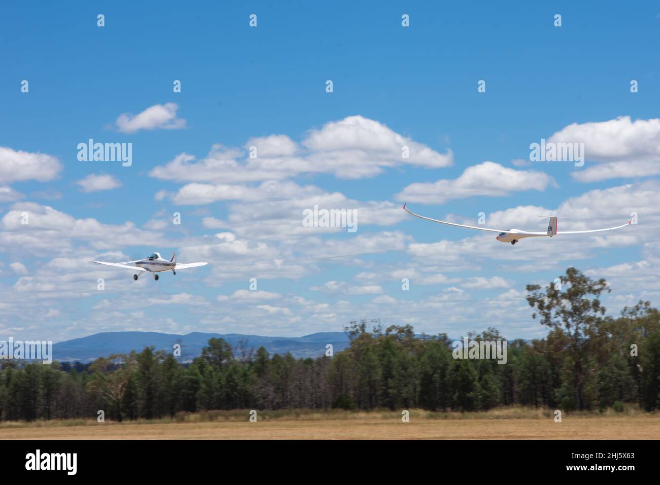 Un Piper Pawnee tire un avion remorquant un planeur au terrain d'aviation du Lake Keepit Soaring Club Gunnedah Australie. Banque D'Images