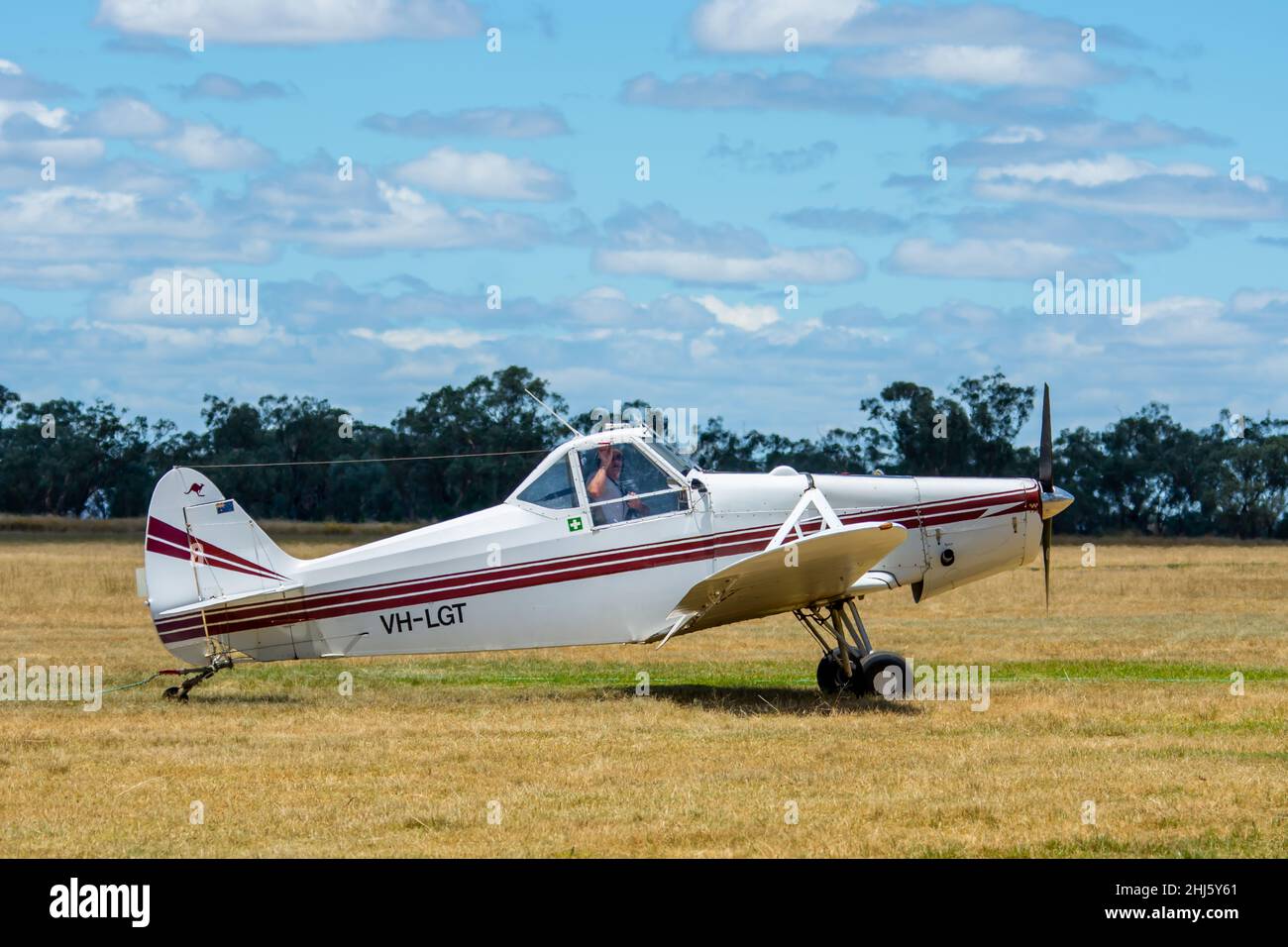 Piper modèle PA-25-235 Pawnee Glider Tow plane au Lake Keepit Soaring Club Airfield Gunnedah Australie. Banque D'Images