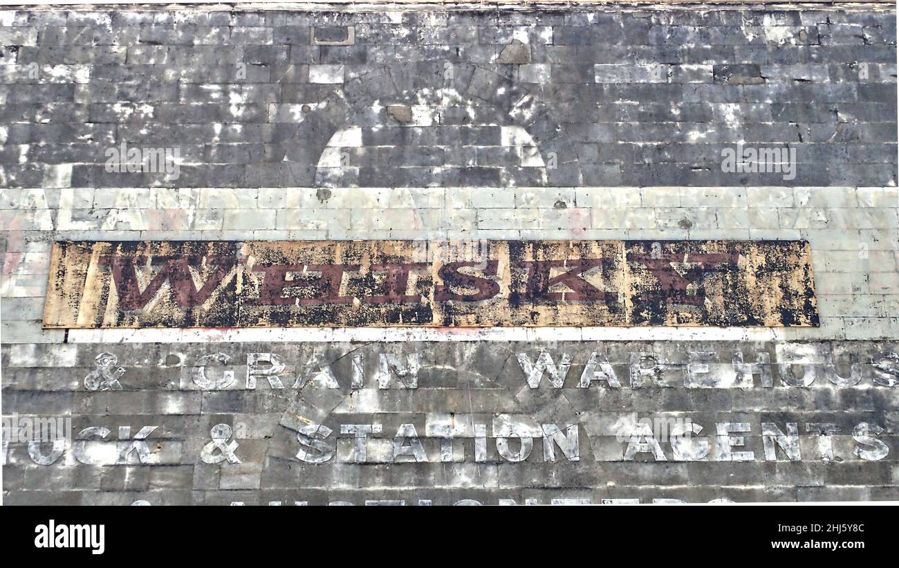 Entrepôt en pierre préservé et panneau marchand du 19th siècle sur le mur du bâtiment dans la 'mondialement célèbre' Harbour Street, Oamaru, NZ Banque D'Images