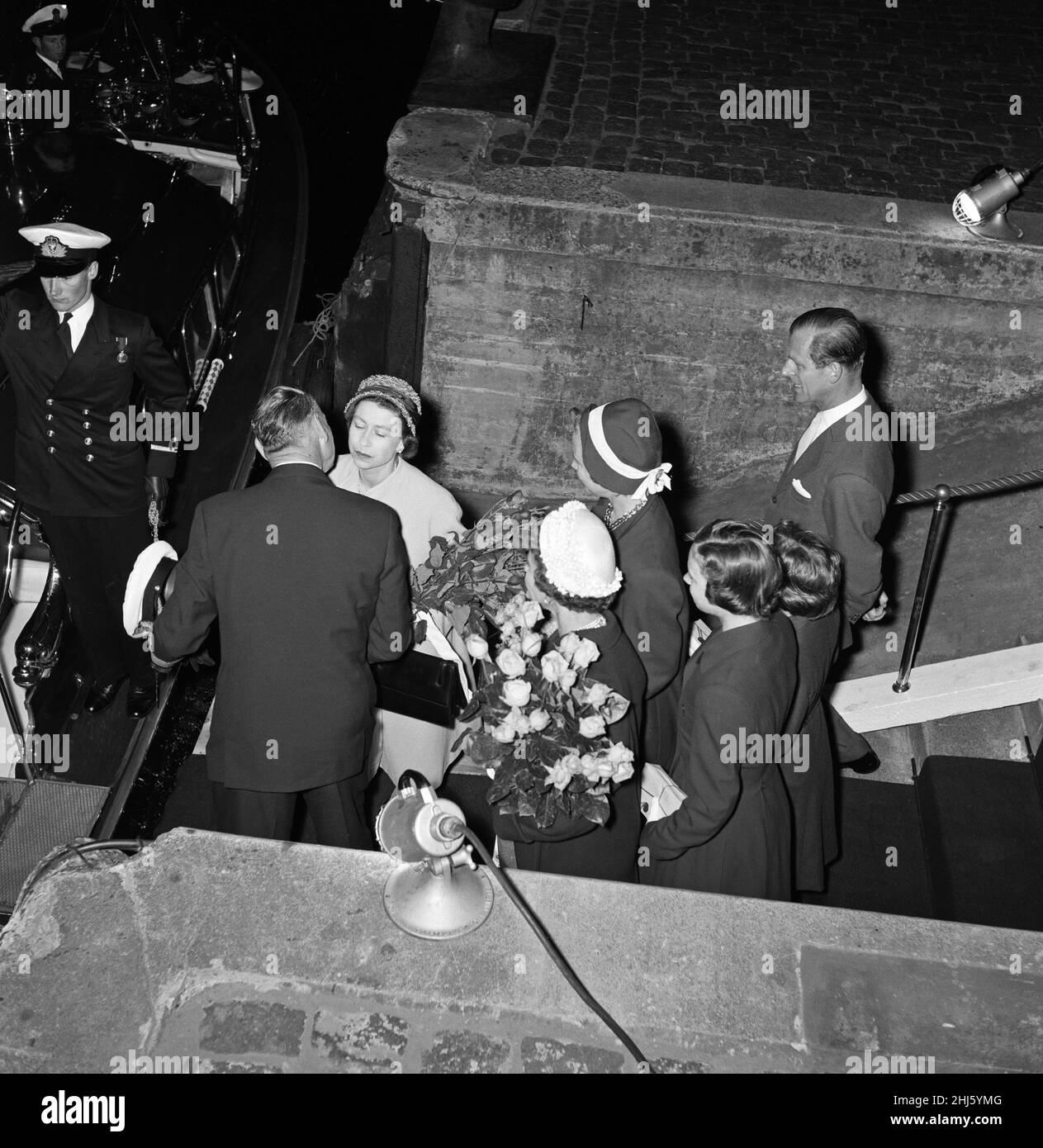 La reine Elizabeth II et le prince Philip, duc d'Édimbourg, ont mis fin à leur visite d'État au Danemark.Ils ont fait leurs adieux à Helsingor.La reine Elizabeth II dit Au revoir au roi Frederik.Derrière eux se trouvent la reine Ingrid (sous un chapeau blanc), la princesse Margrethe (portant également un chapeau), la princesse Benedikte, la princesse Anne Marie et le prince Philip.25th mai 1957. Banque D'Images