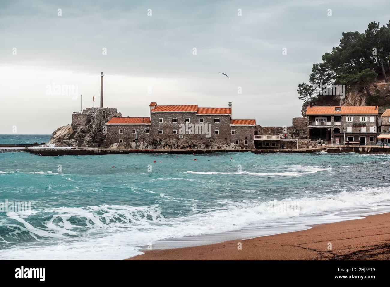Belle vue sur la côte Adriatique lors d'une journée d'hiver nuageux.Près de la ville de Petrovac, côte Adriatique du Monténégro.Côte de la mer Adriatique.Paysage de Banque D'Images