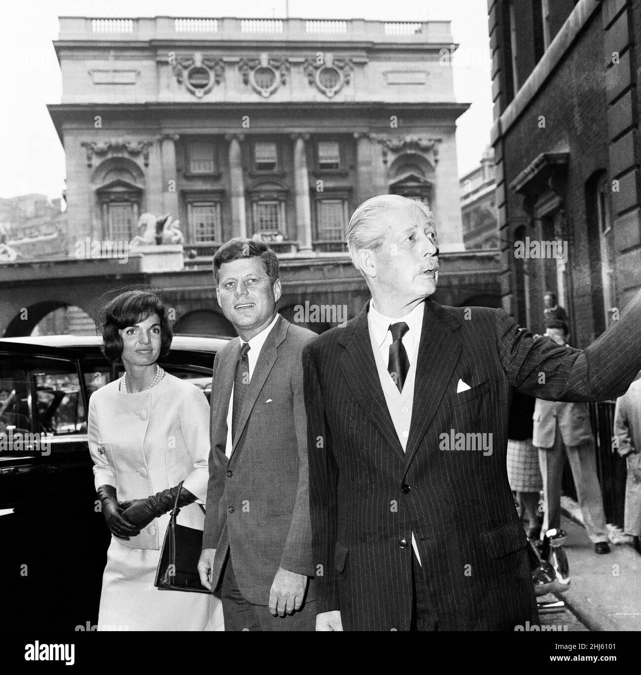 Deuxième jour de la visite du président américain John F Kennedy et de sa femme Jackie à Londres, en Angleterre.Le président John F Kennedy avec l'épouse Jacqueline Kennedy et le premier ministre Harold Macmillan à la Admiralty House de Londres.Le Président et le Premier Ministre se sont réunis deux jours plus tôt à Vienne pour examiner la situation mondiale après les entretiens de Kennedys avec le Président Khrouchtchev.5th juin 1961. Banque D'Images