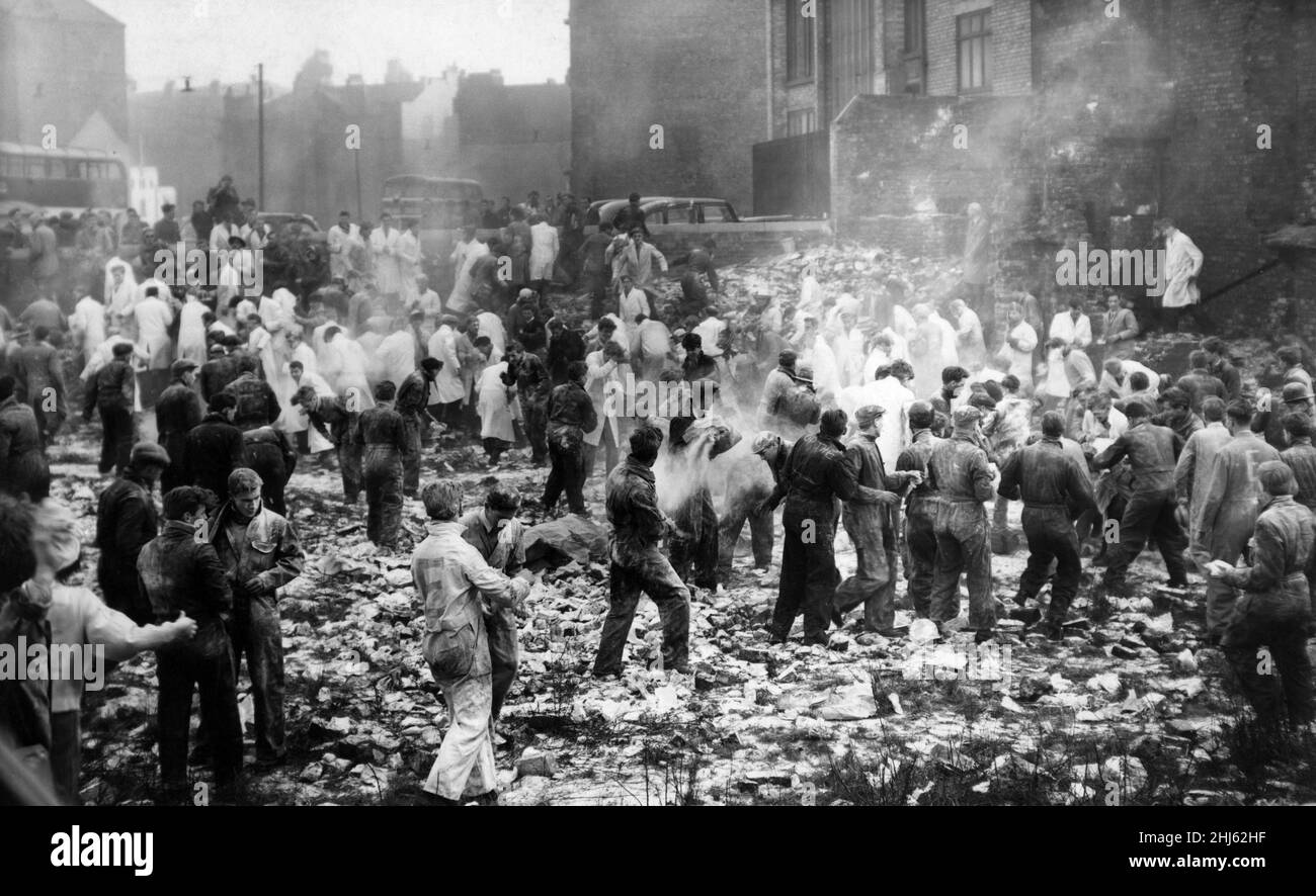 Au point culminant de la semaine de Pantito, l'excitation grandit tandis que les étudiants de l'université de Liverpool tiennent une grande bataille de farine, près du monument Victoria.Liverpool, Merseyside.13th juin 1957. Banque D'Images