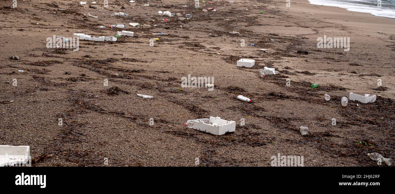 Déchets sur la plage, pollution mondiale de l'océan.Plage de sable sale ...