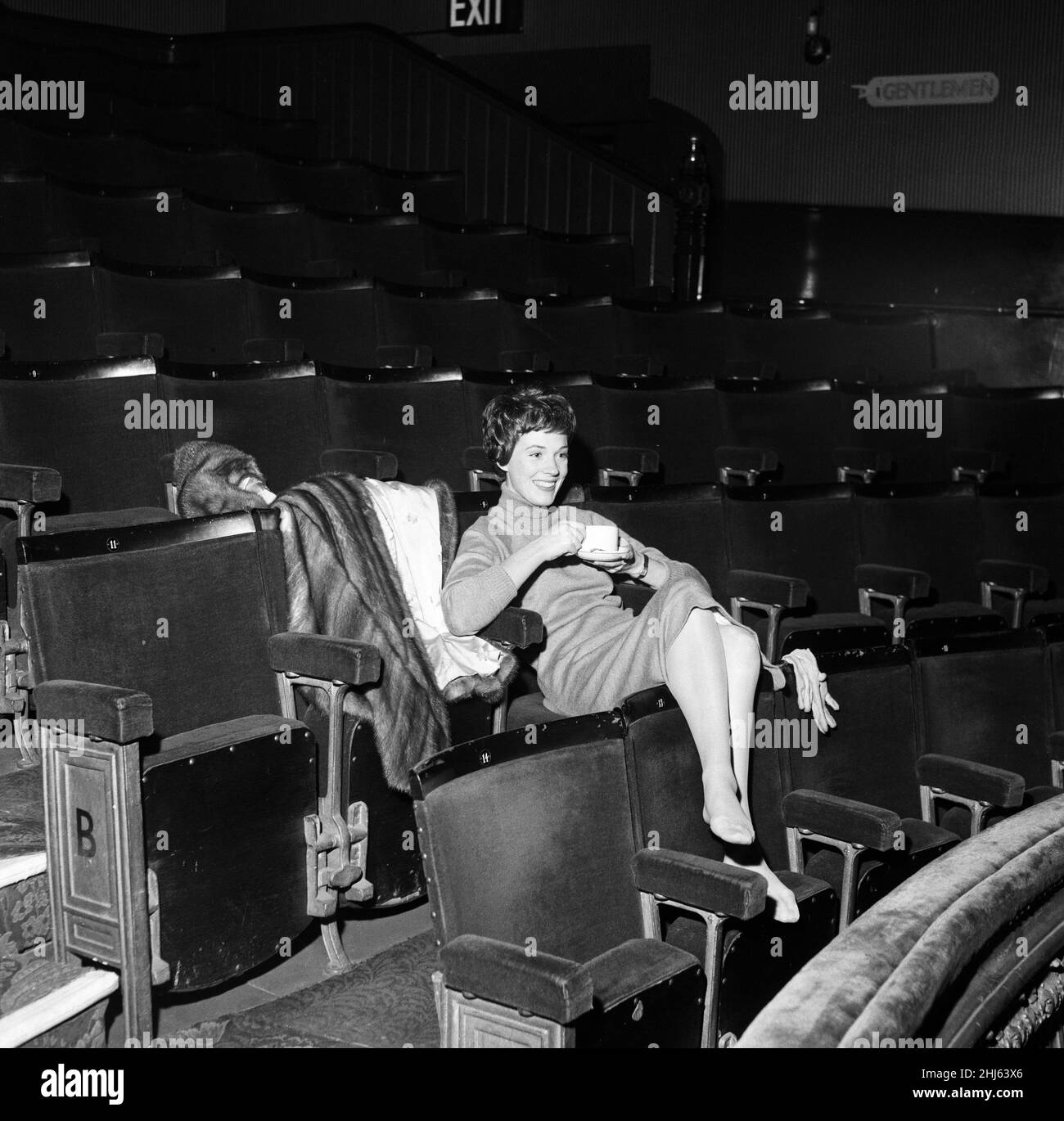 Julie Andrews regarde son mari travailler sur scène au Lyric Theatre, Hammersmith.Il est le créateur de scène et de costumes dans la pièce de William Brach 'A Wreath for Udomo'.30th octobre 1961. Banque D'Images