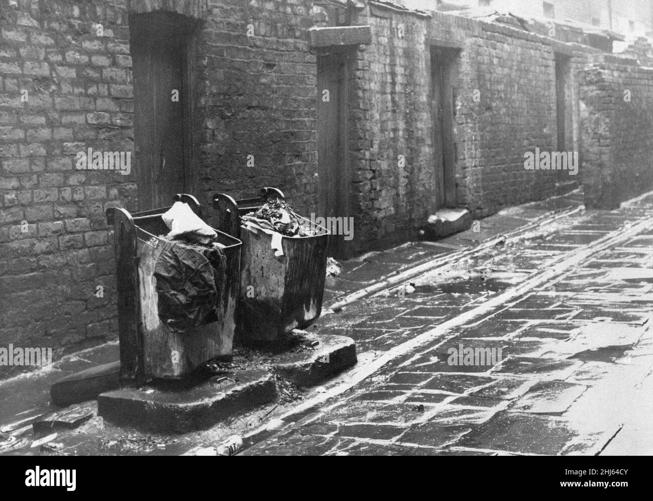 Ces deux casiers servent une rangée de maisons à Mona Terrace, de Great Homer Street, Everton, Liverpool, le 30th mai 1960. Banque D'Images