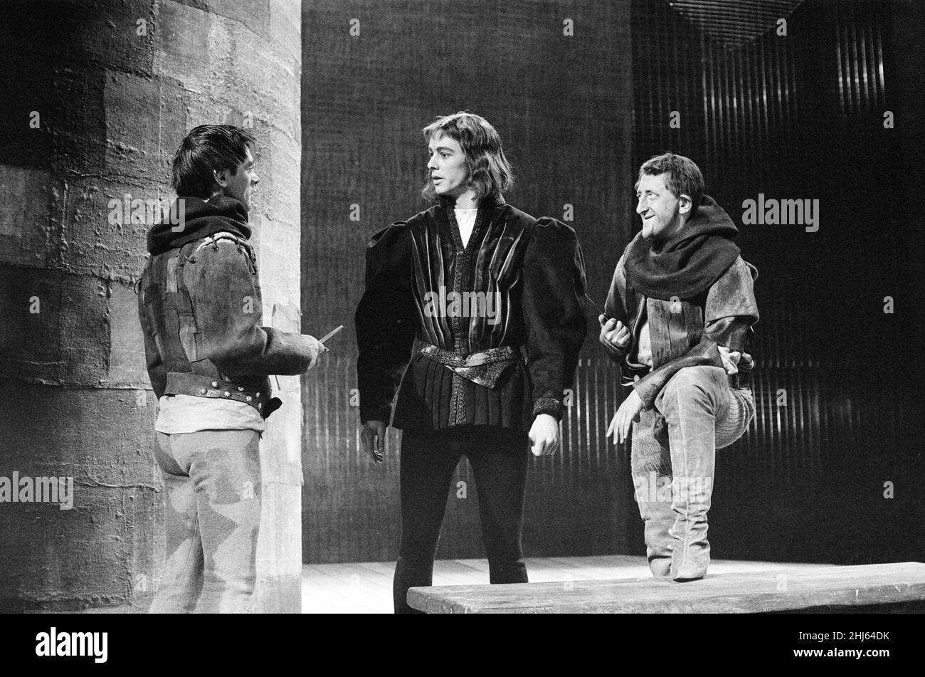 Répétitions pour « Richard III » au Royal Shakespeare Theatre, Stratford-upon-Avon.Les meurtriers, Russell Hunter et Gordon Gostelow avec le duc de Clarence (Peter McEnery) 22nd mai 1961. Banque D'Images