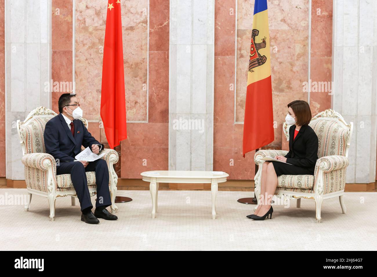 Chisinau.27th janvier 2022.Le Président moldave Maia Sandu (R) s'entretient avec l'Ambassadeur chinois en Moldova Yan Wenbin à Chisinau, capitale de la Moldova, le 26 janvier 2022.Le président a reçu mercredi les lettres de créance du nouvel ambassadeur de Chine en Moldavie.Credit: Xinhua/Alay Live News Banque D'Images